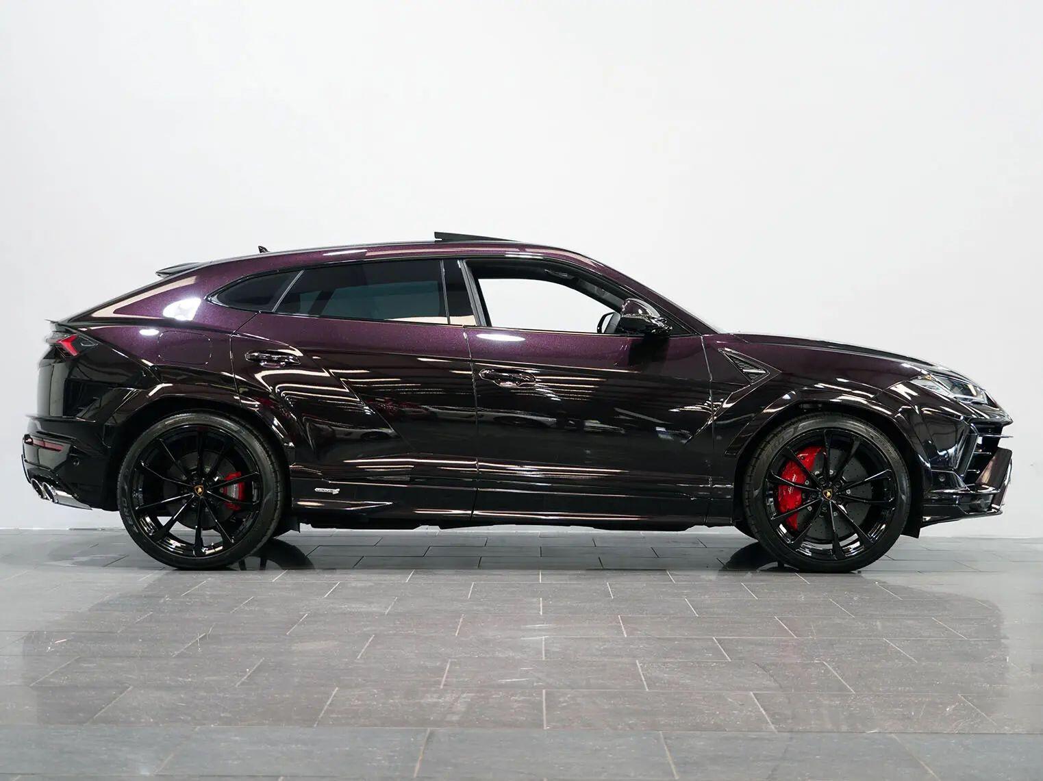 Lamborghini Urus view 6