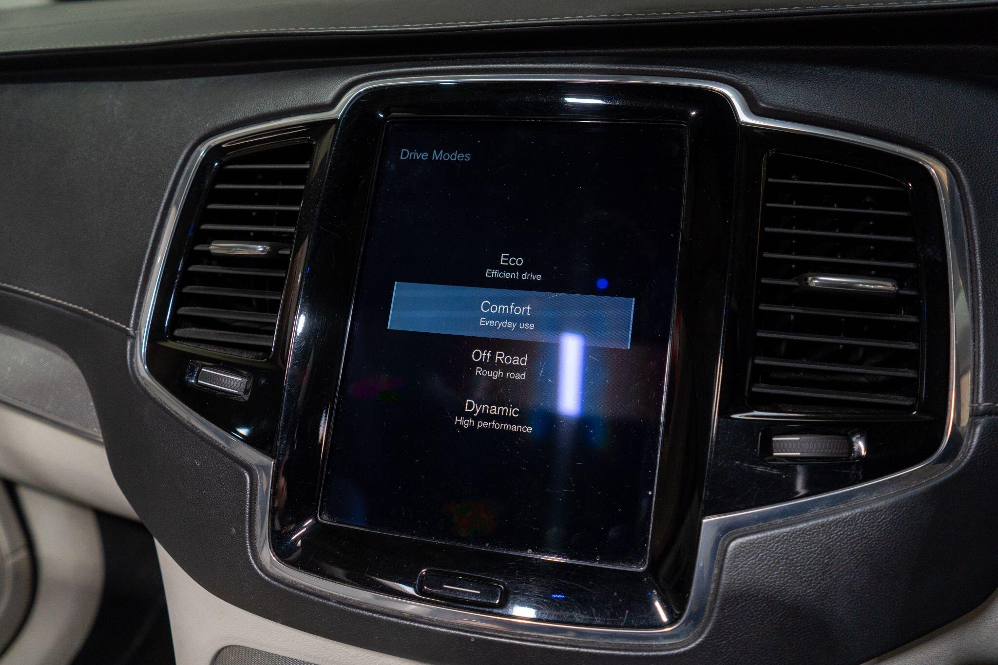 Volvo XC90 view 29