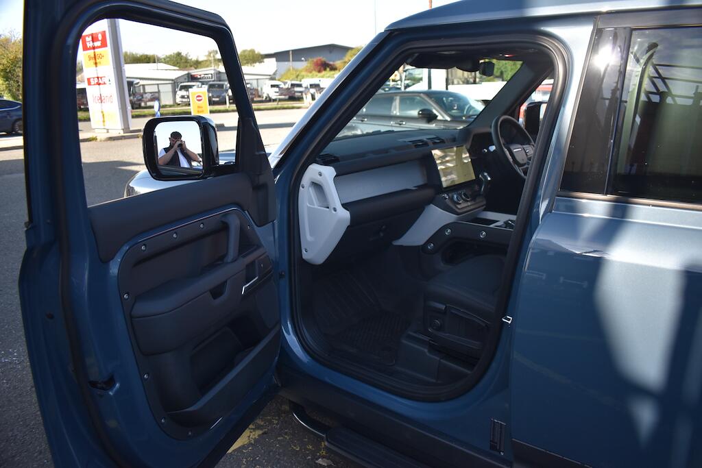 Land Rover Defender view 33