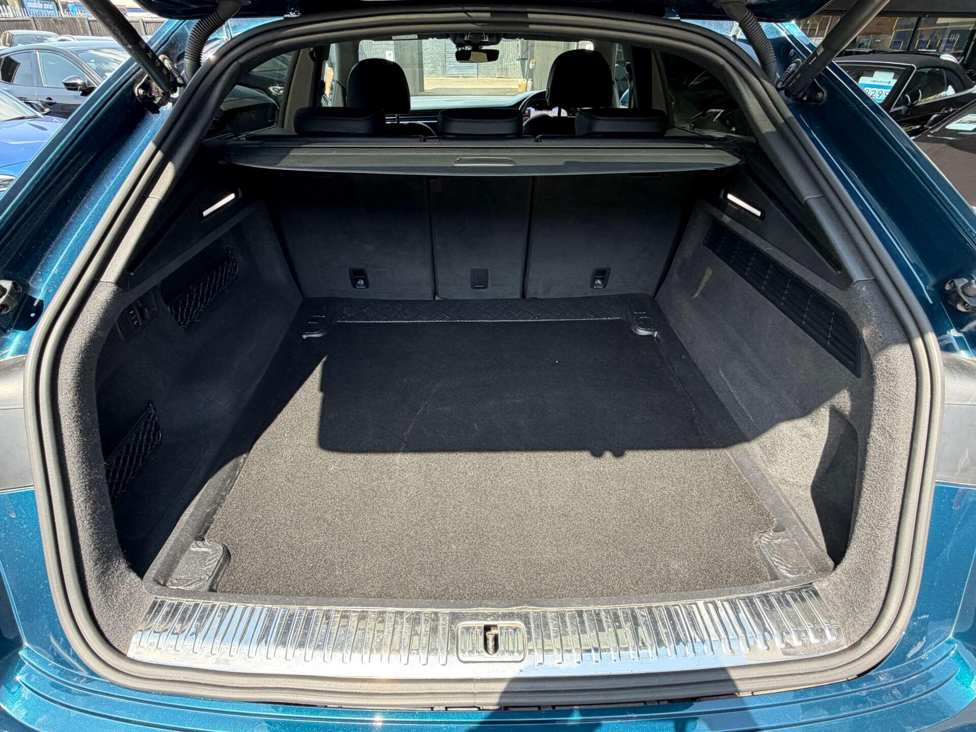 Audi Q8 view 14