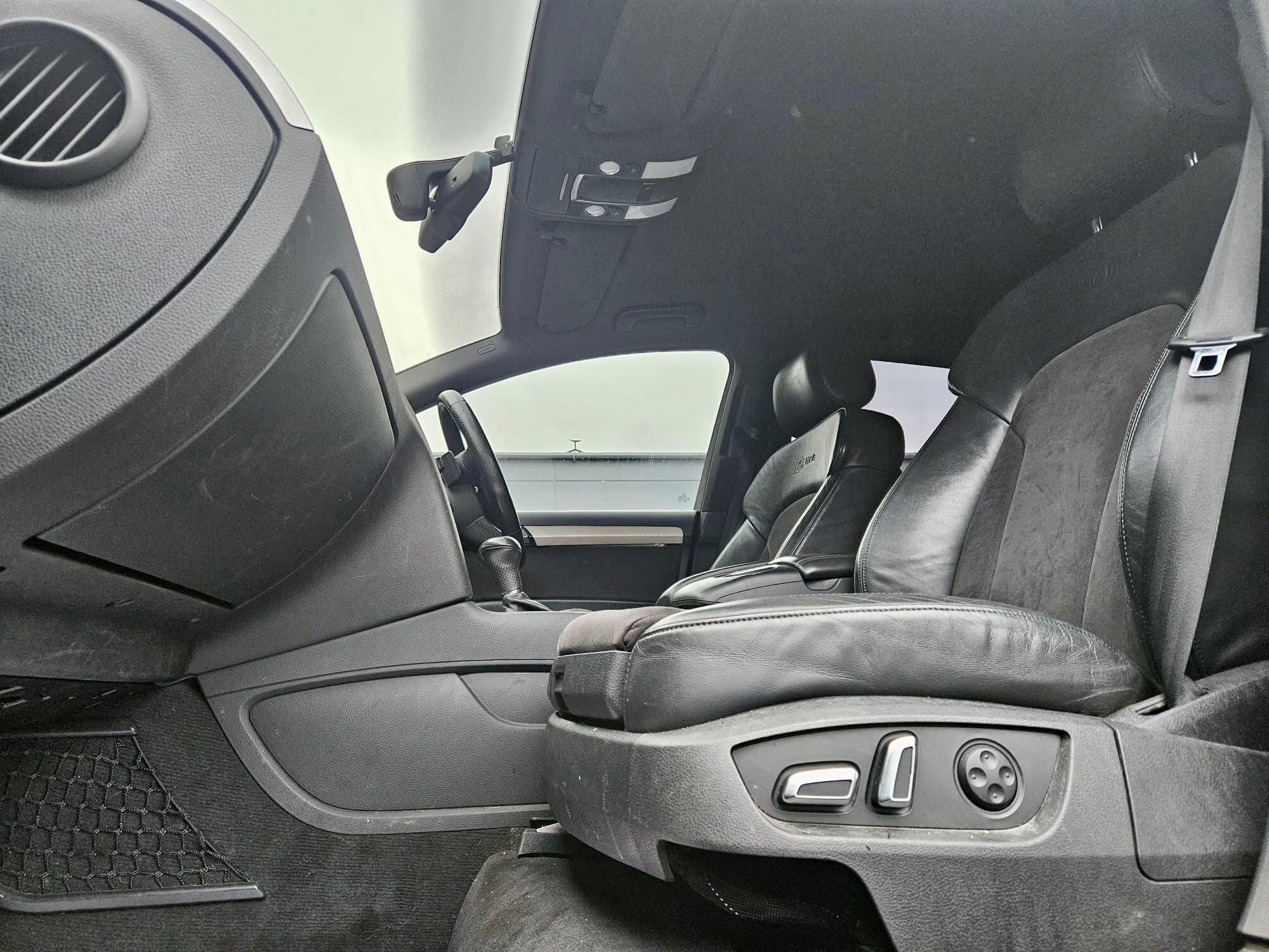 Audi Q7 view 11