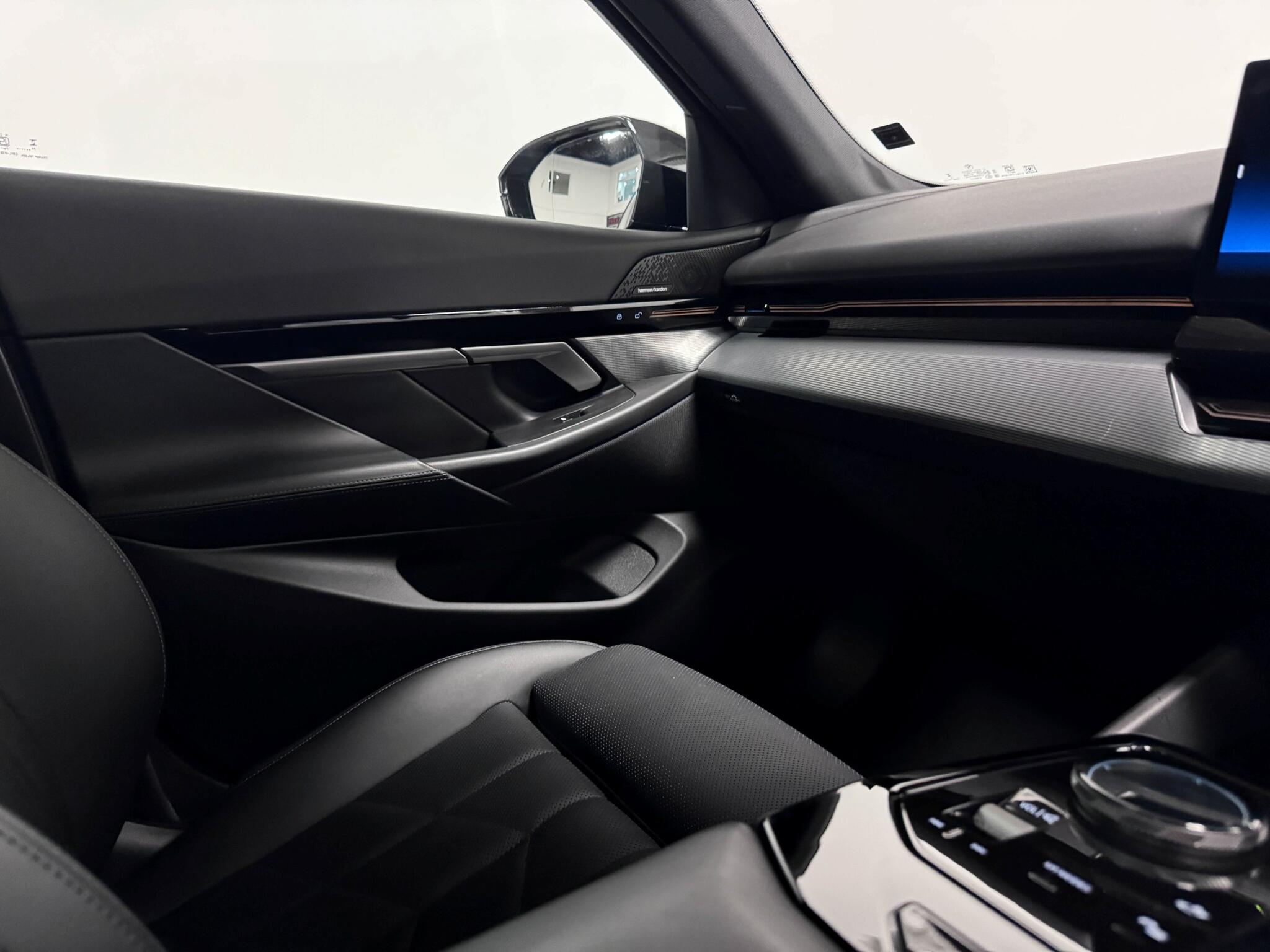 BMW 5 Series view 37
