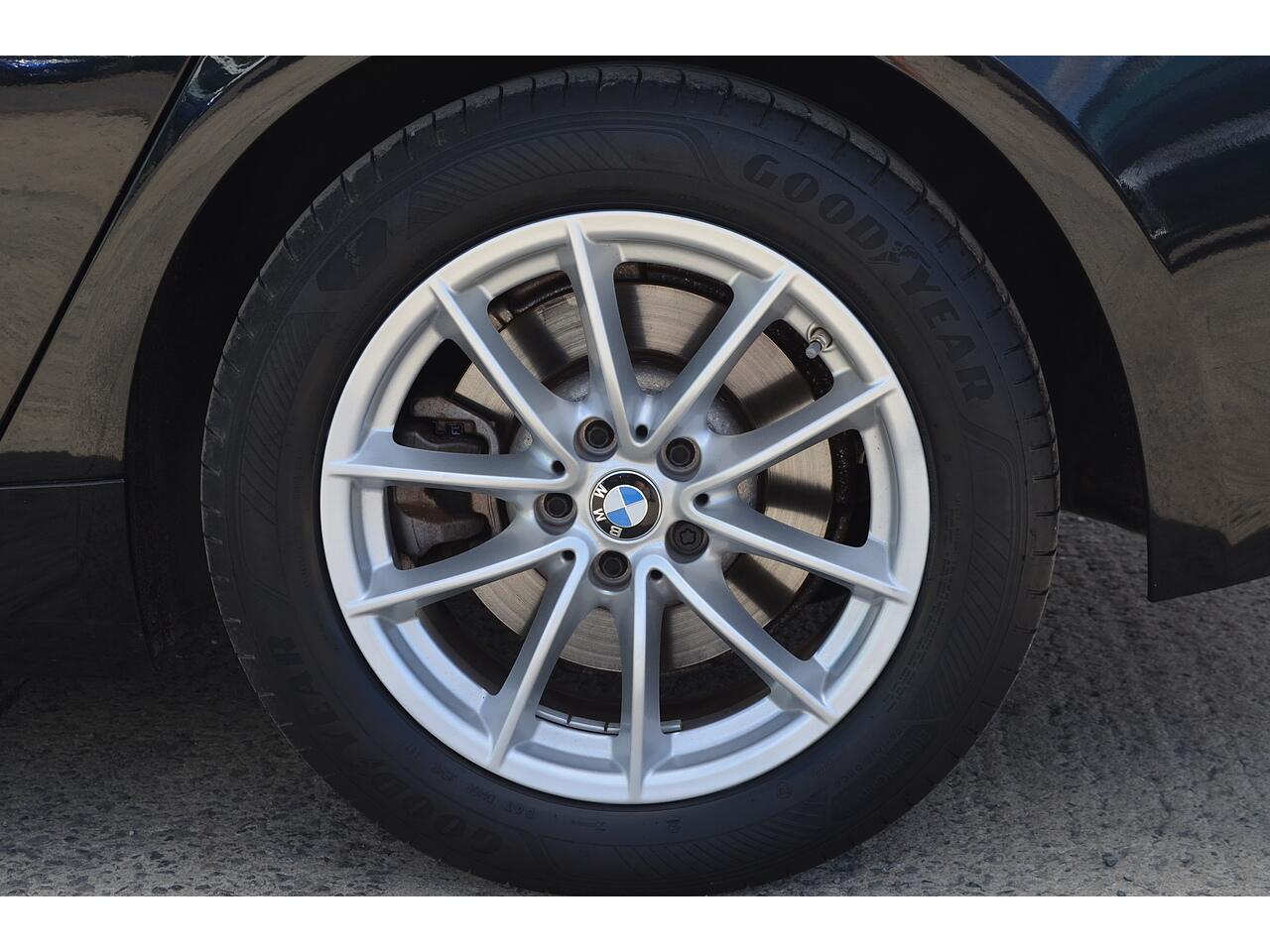 BMW 5 Series view 32