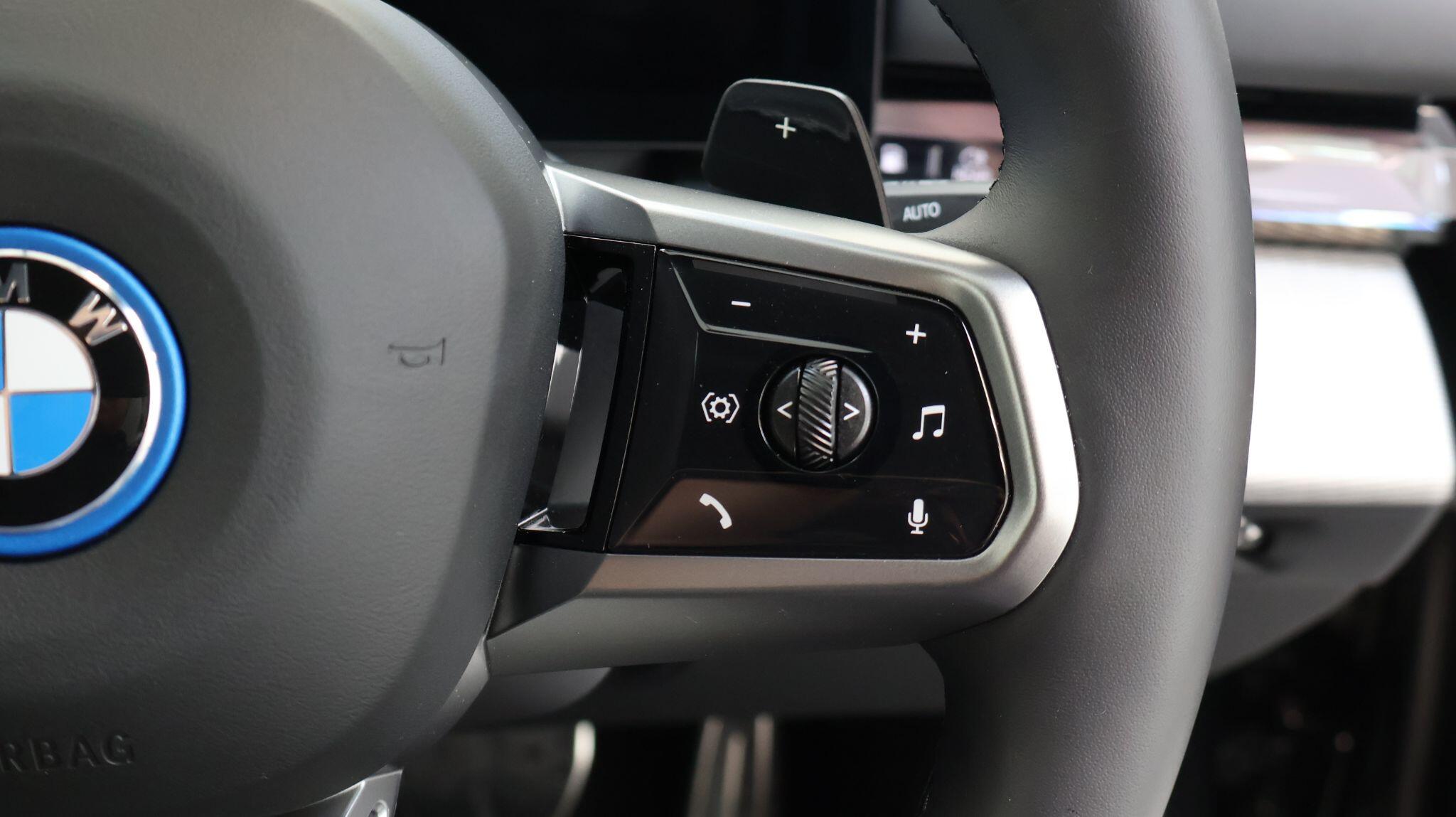 BMW 5 Series view 17