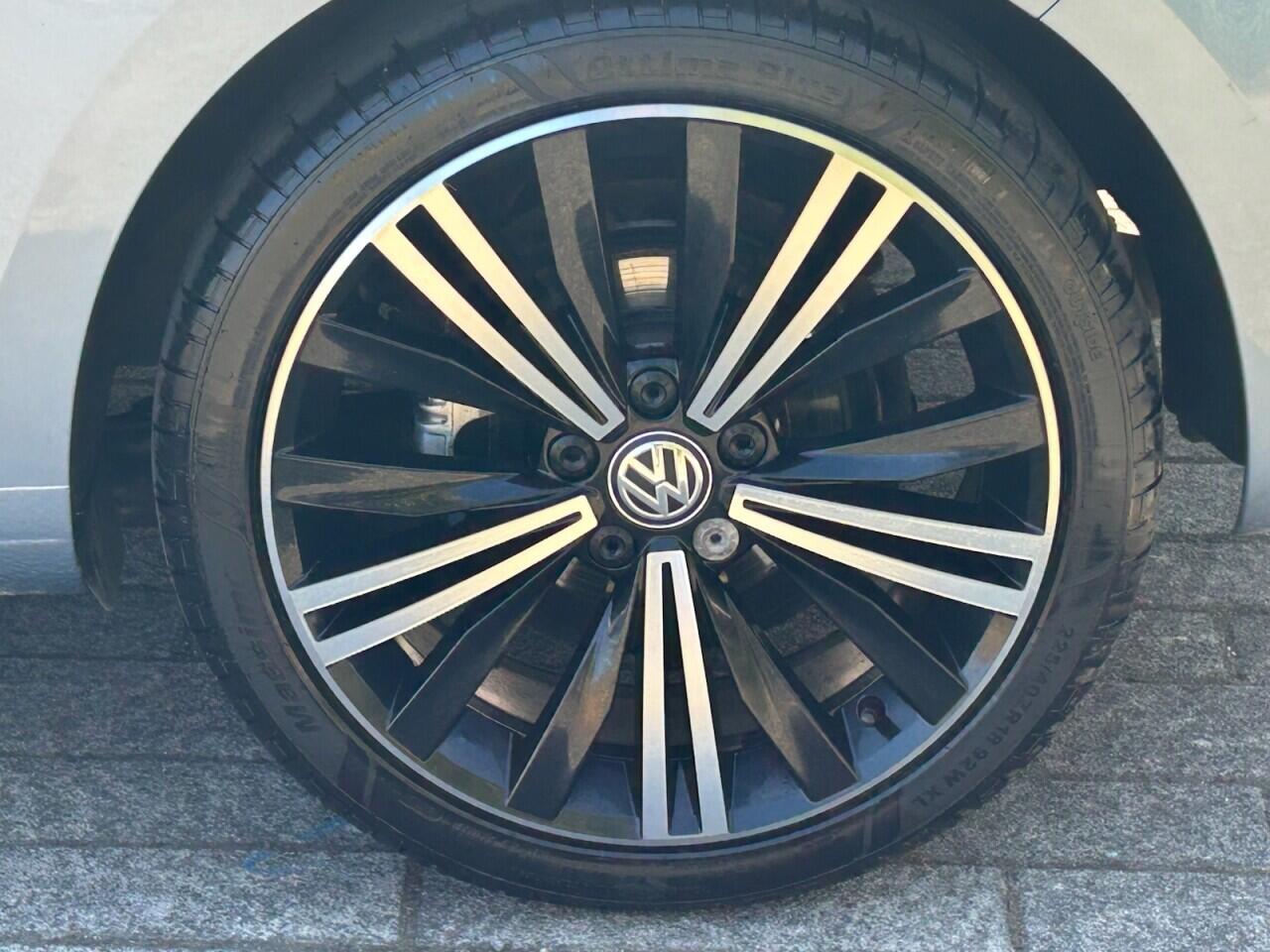 Volkswagen Golf view 4