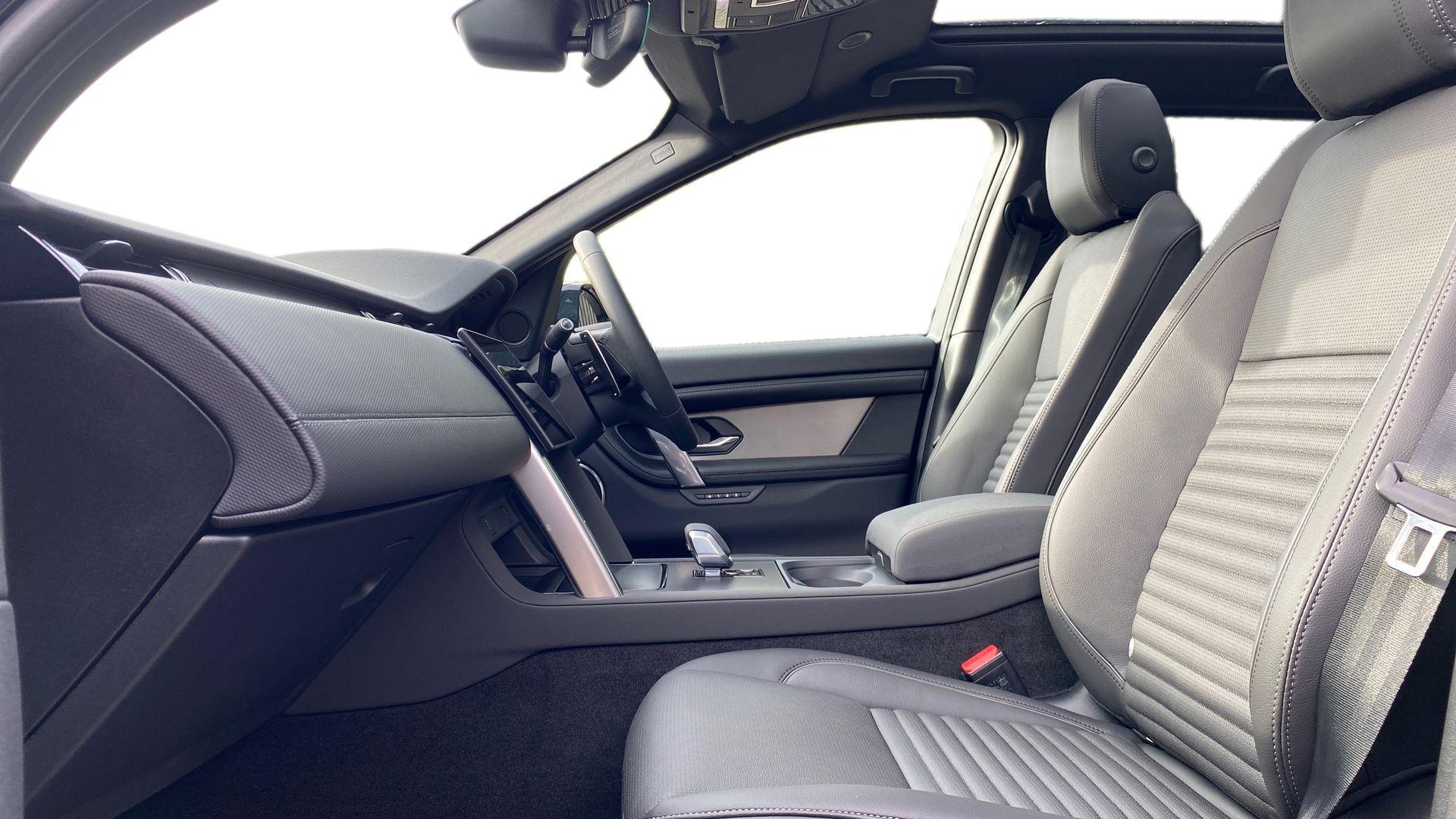 Land Rover Discovery Sport view 3