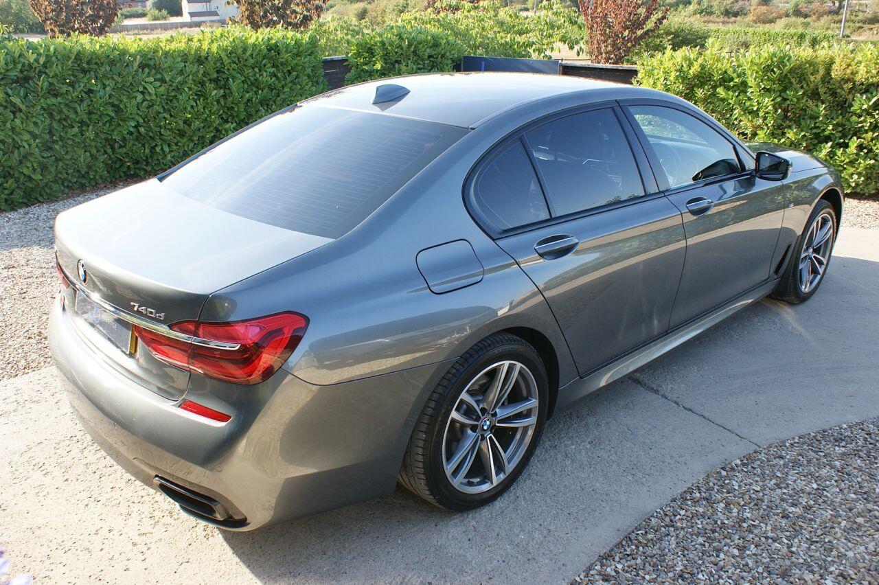BMW 7 Series view 15