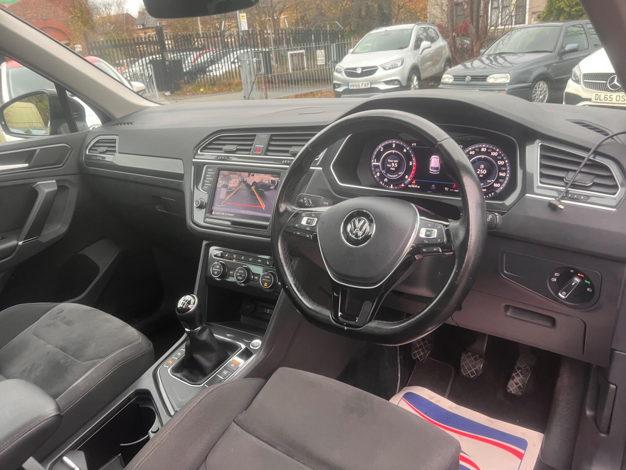 2017 Volkswagen Tiguan 2.0 TDI BlueMotion Tech SEL Euro 6 (s/s) 5dr • 52,000 miles image 8