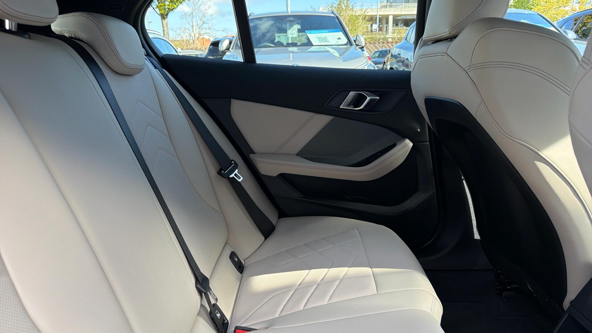 BMW 1 Series view 35