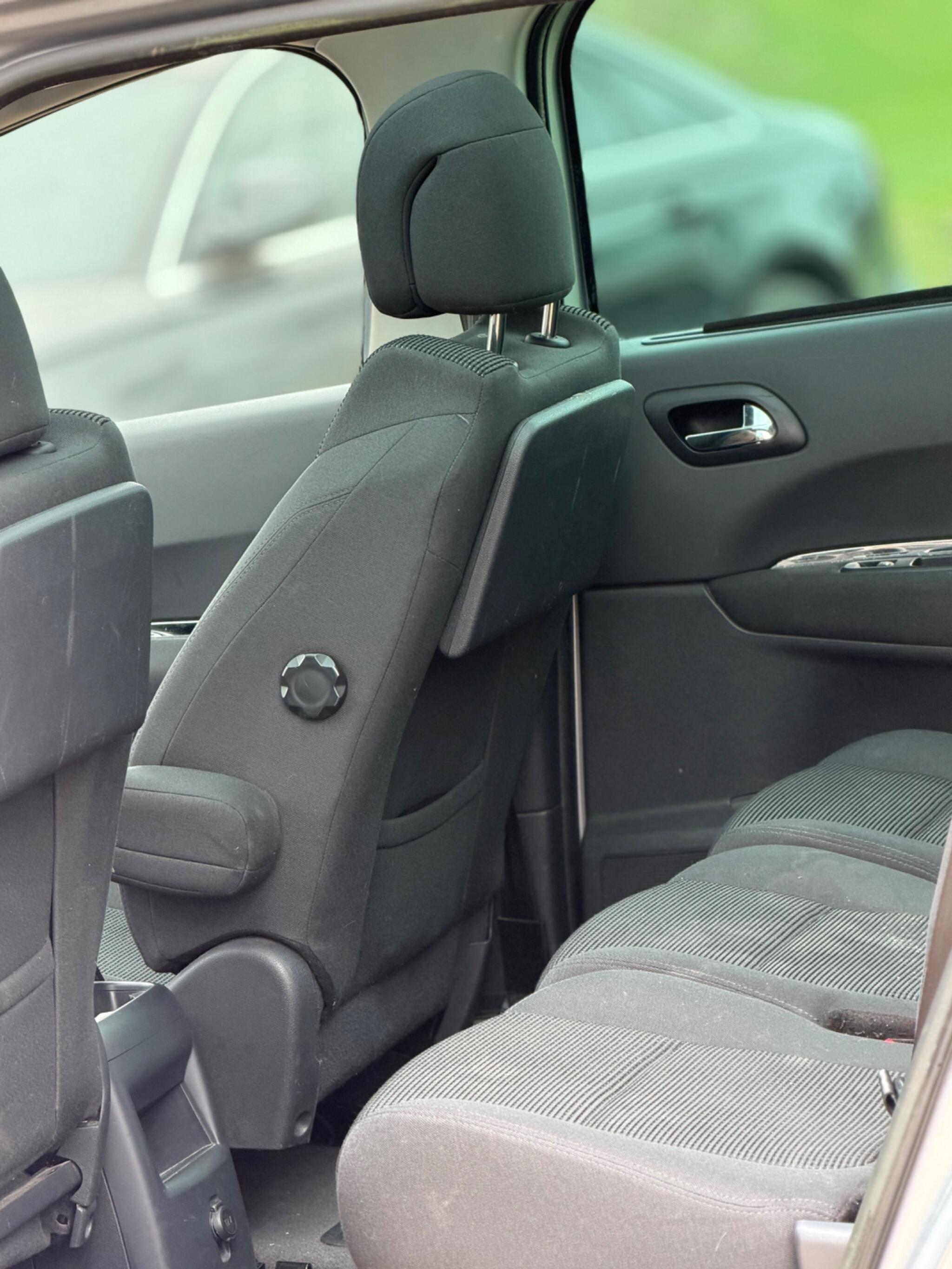 2013 Peugeot 5008 1.6 e-HDi Allure EGC Euro 5 (s/s) 5dr image 23