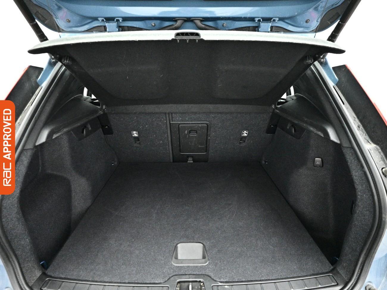 Volvo XC40 view 14