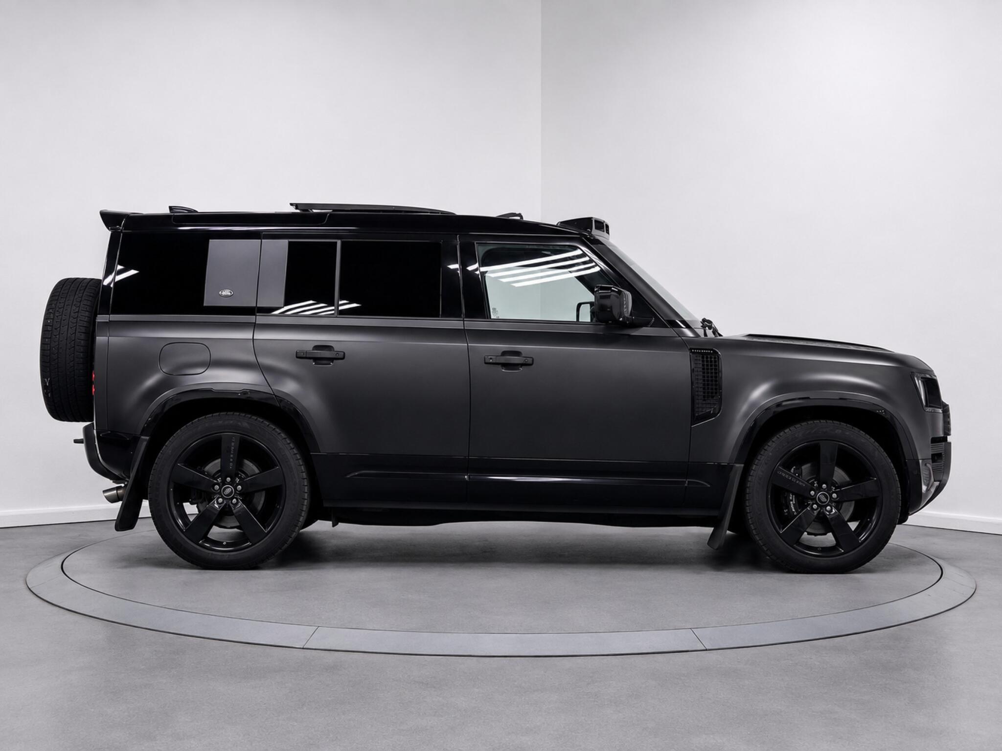 Land Rover Defender 110 view 22
