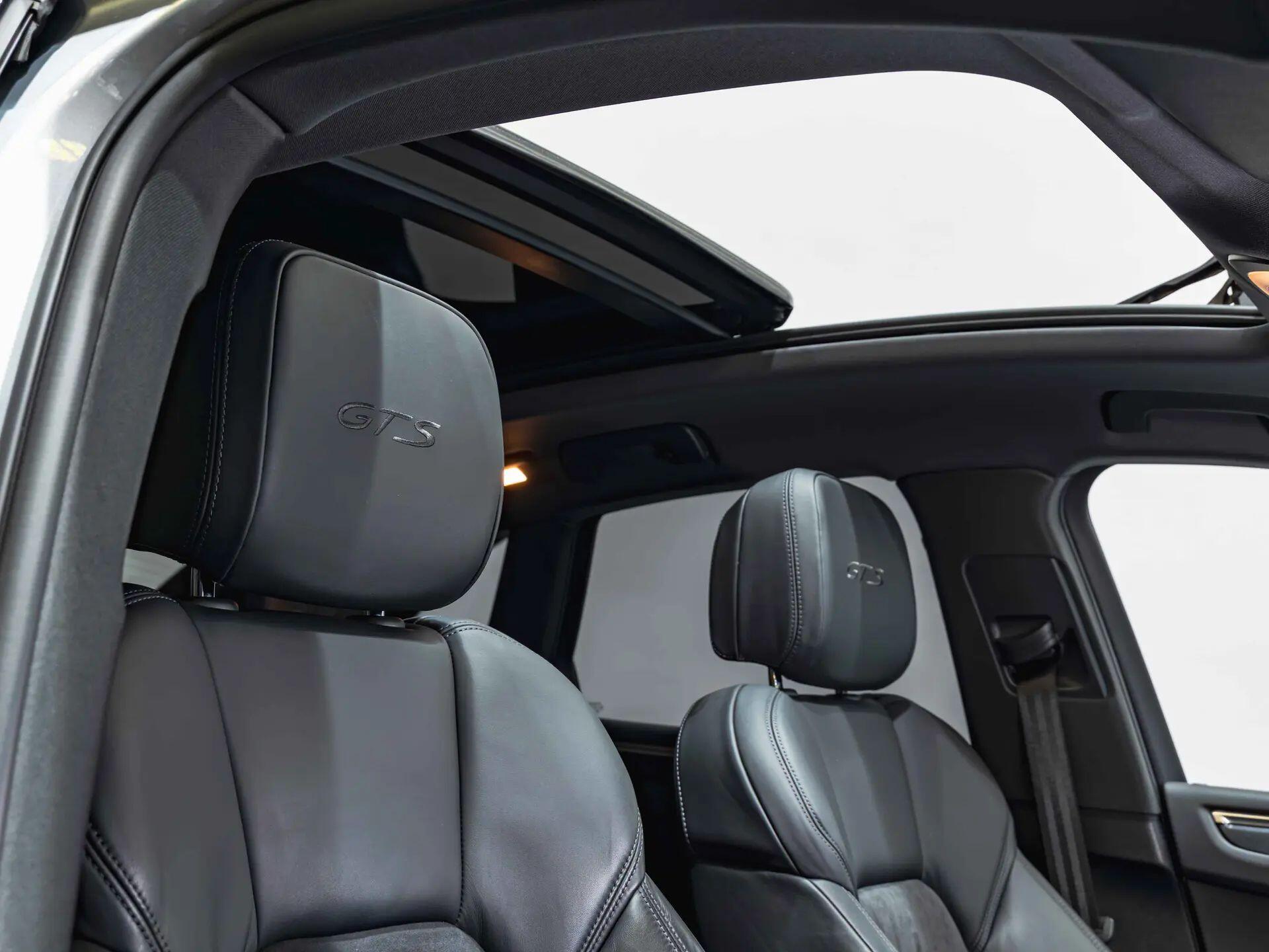Porsche Macan view 3