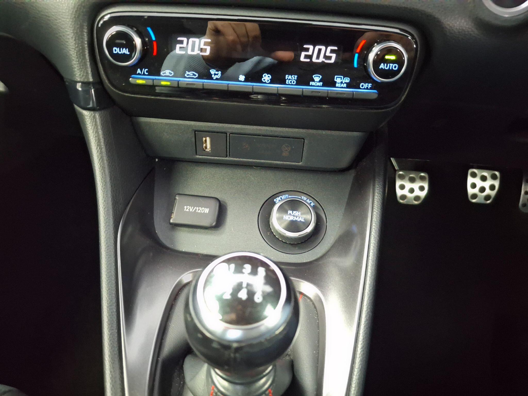 Toyota Yaris view 25