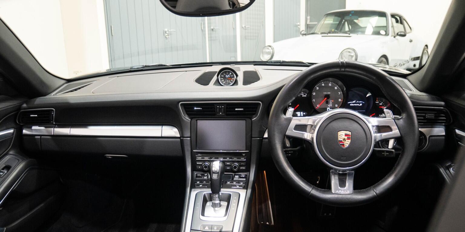 Porsche 911 view 21