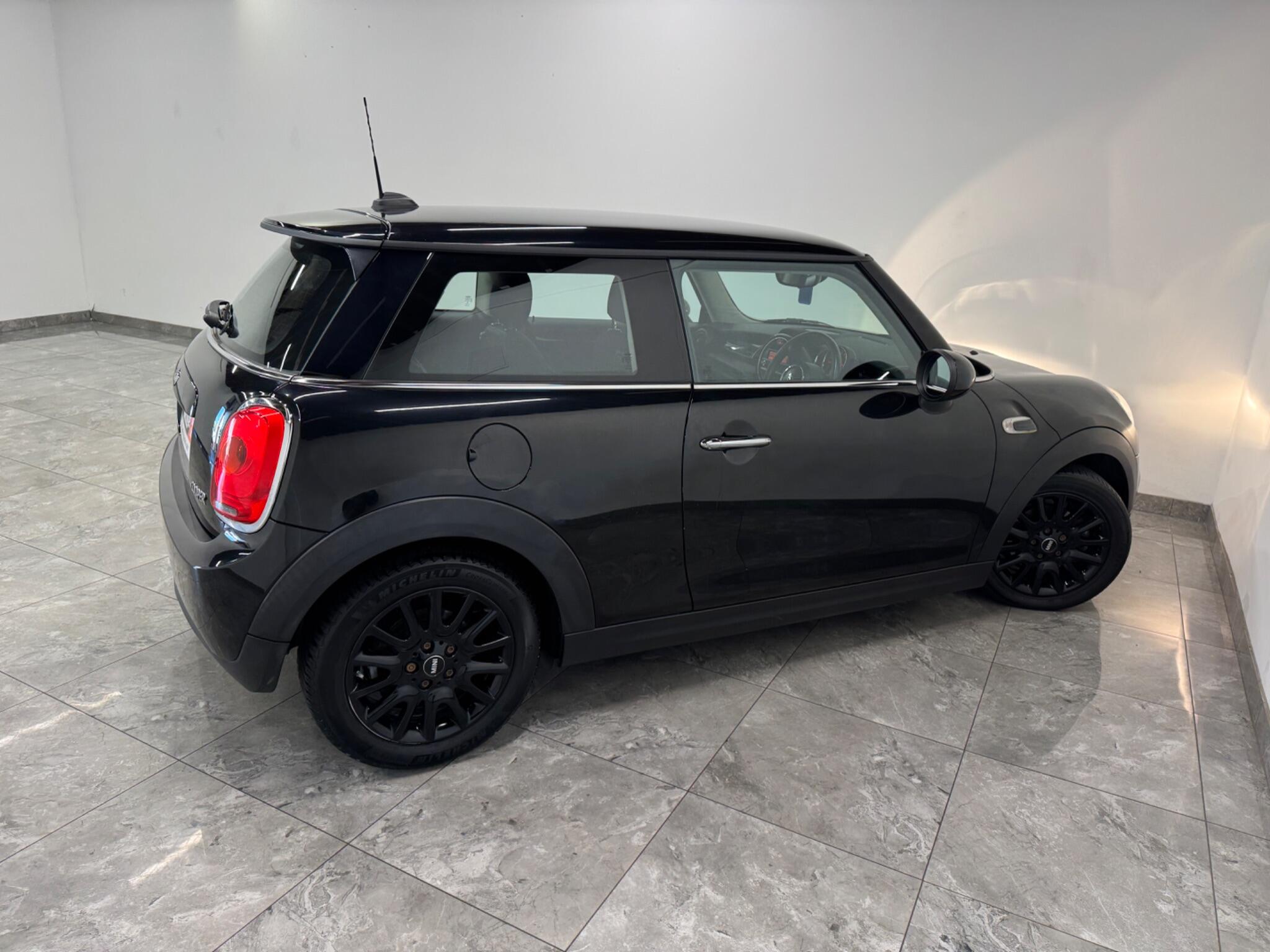 Mini Hatch view 8