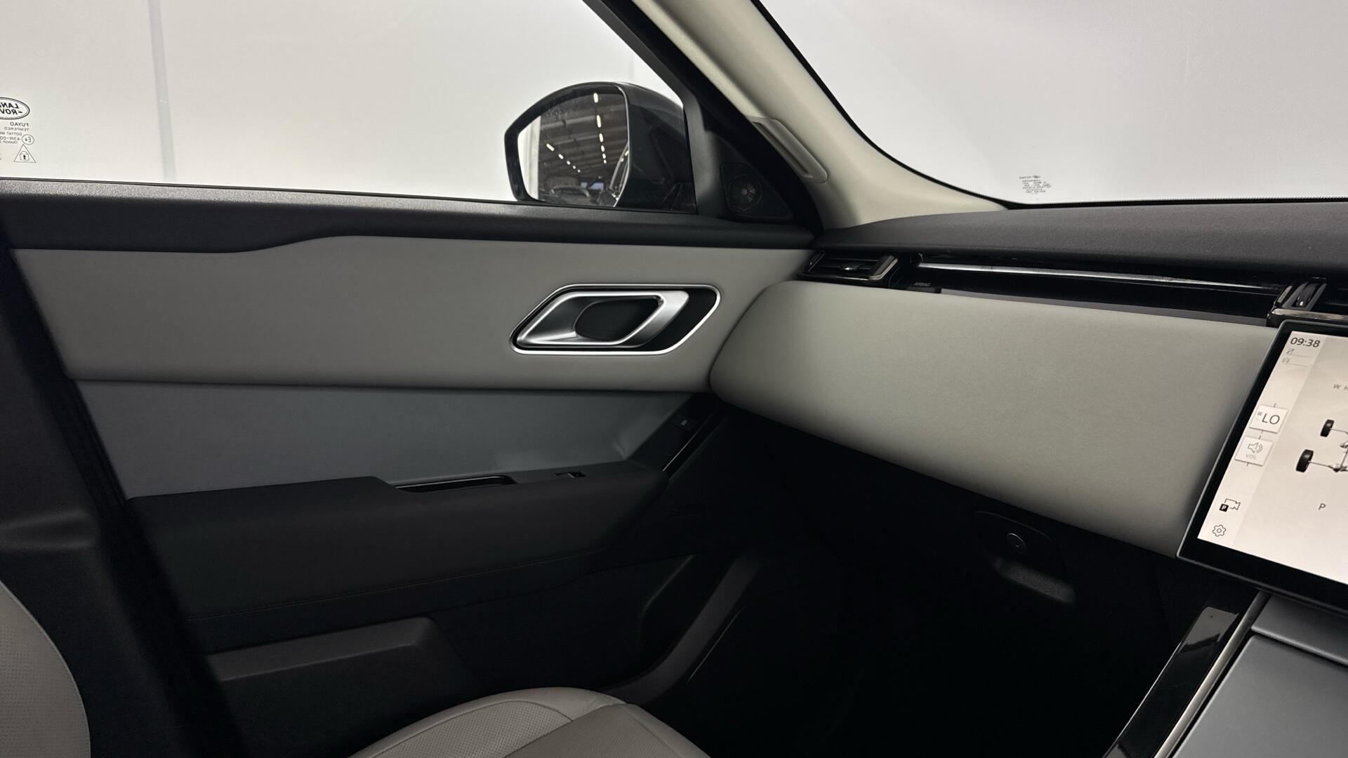 Land Rover Range Rover Velar view 39