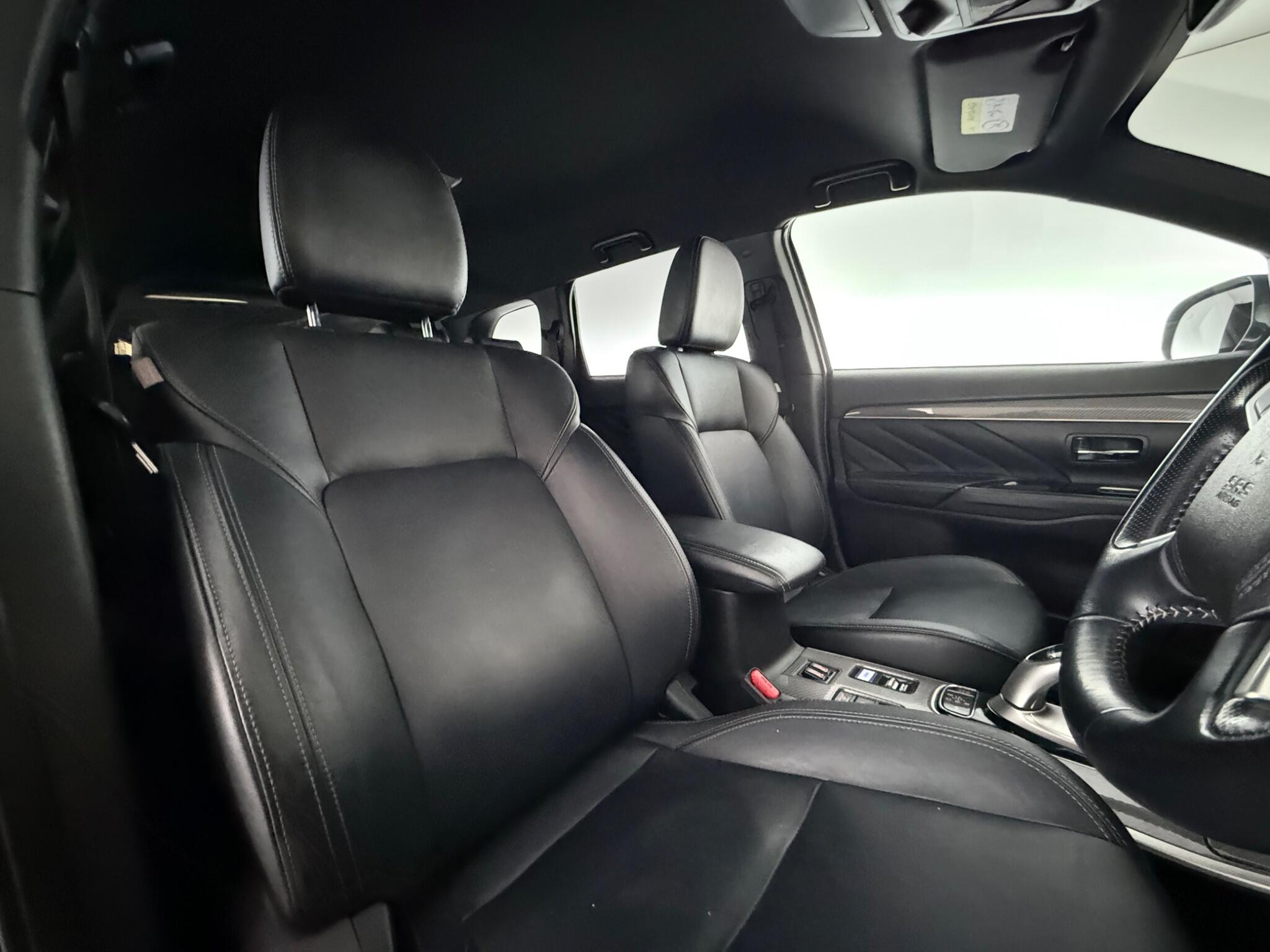 Mitsubishi Outlander view 25