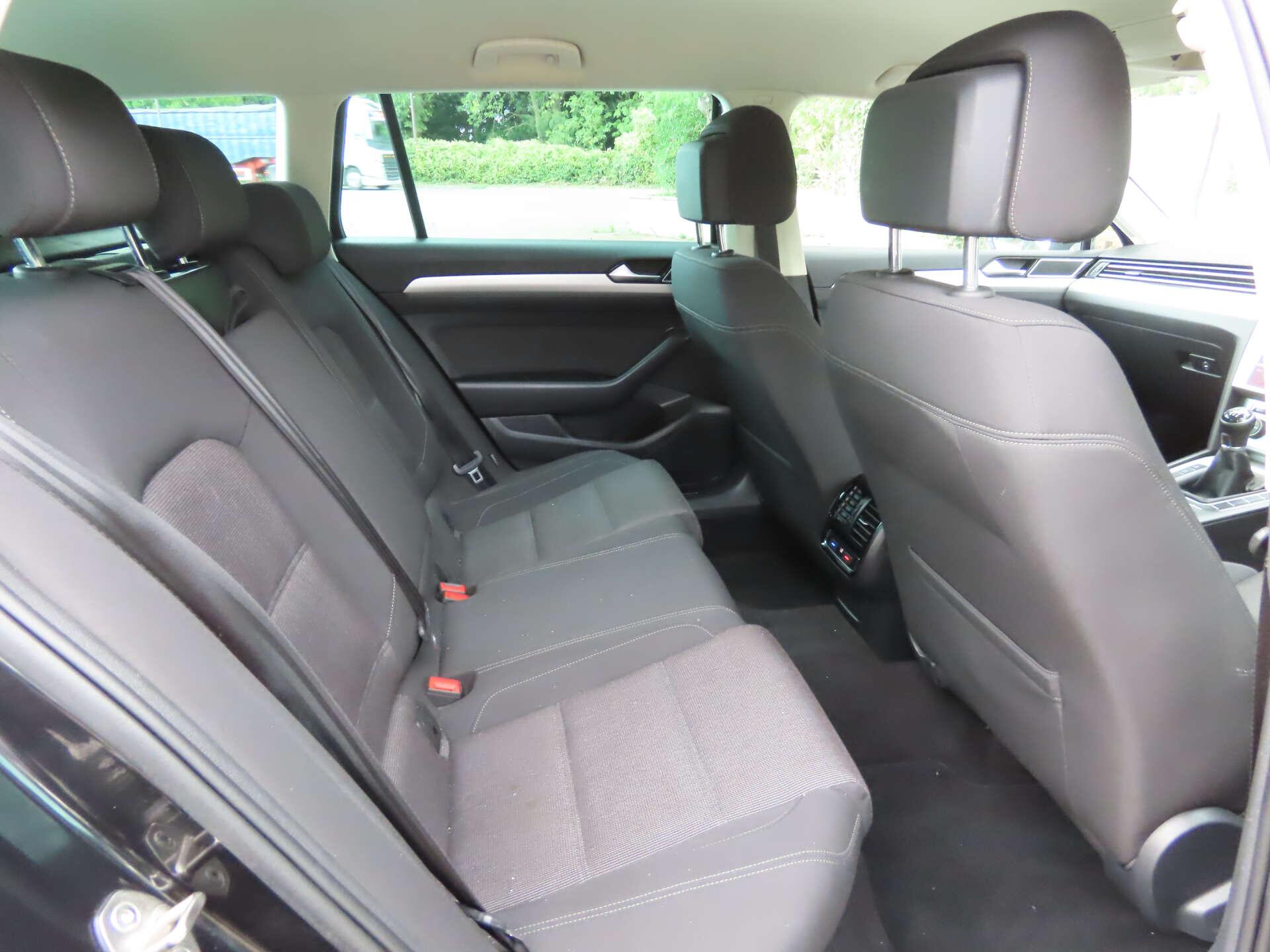 Volkswagen Passat view 9