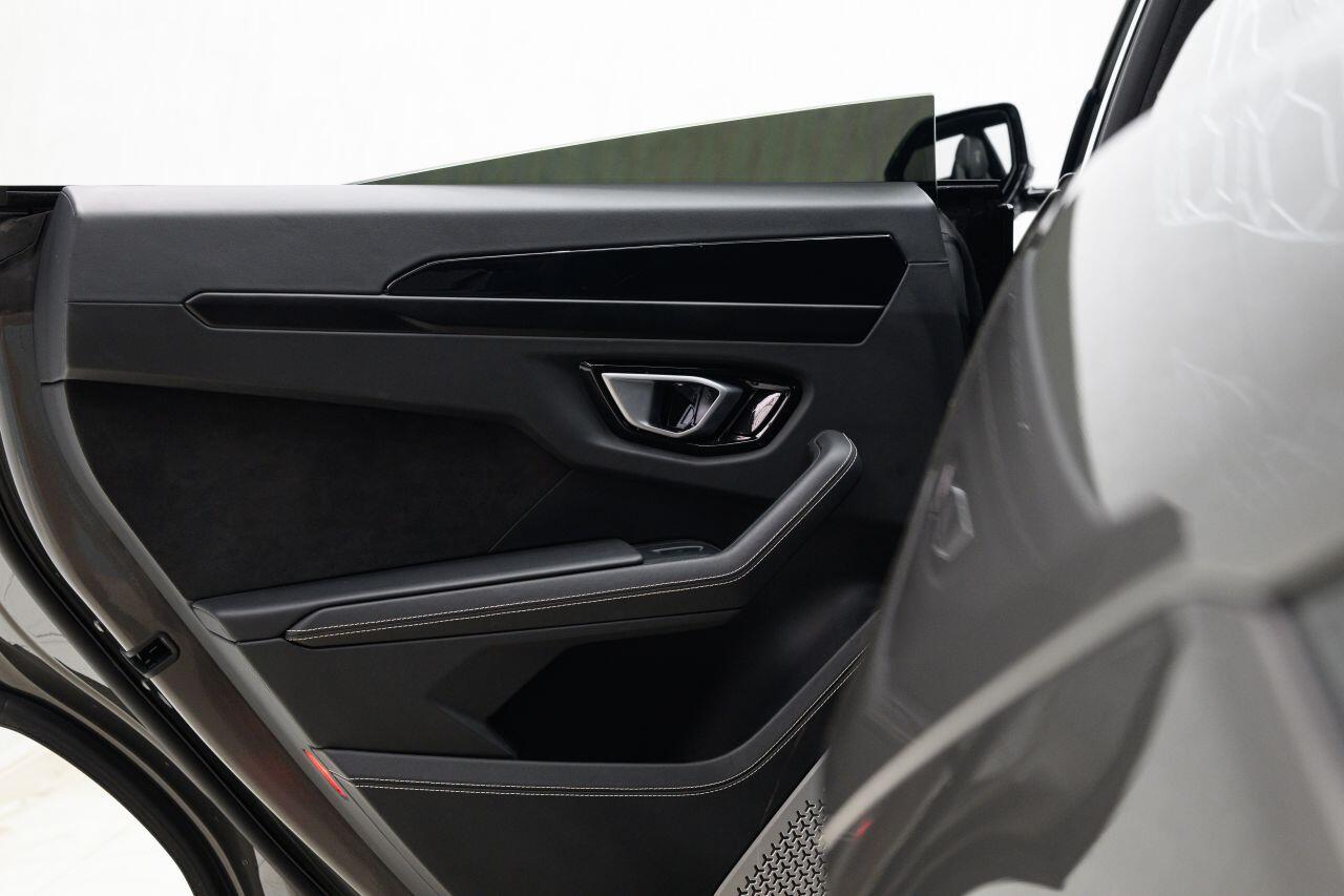 Lamborghini Urus view 66