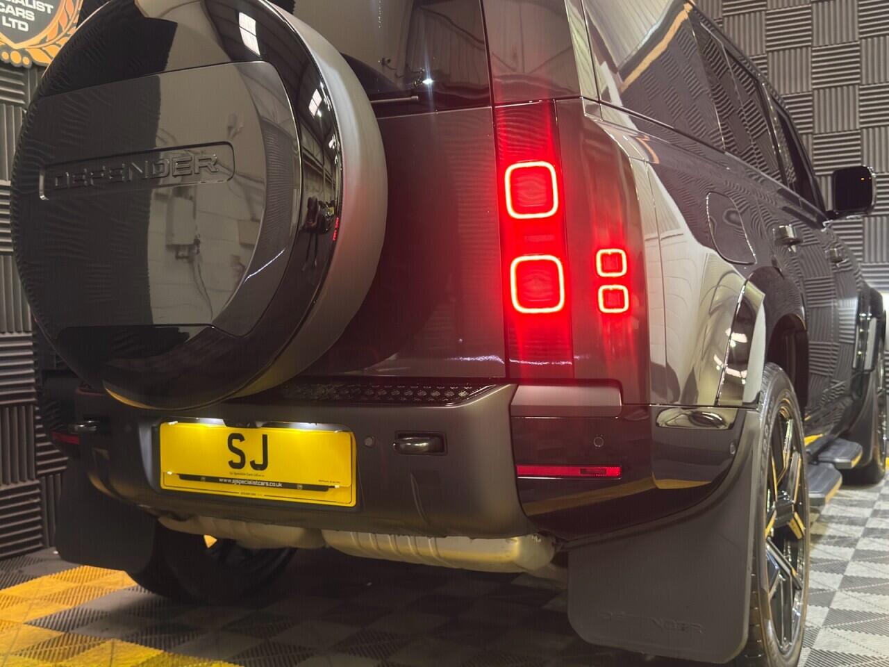 Land Rover Defender 110 view 19