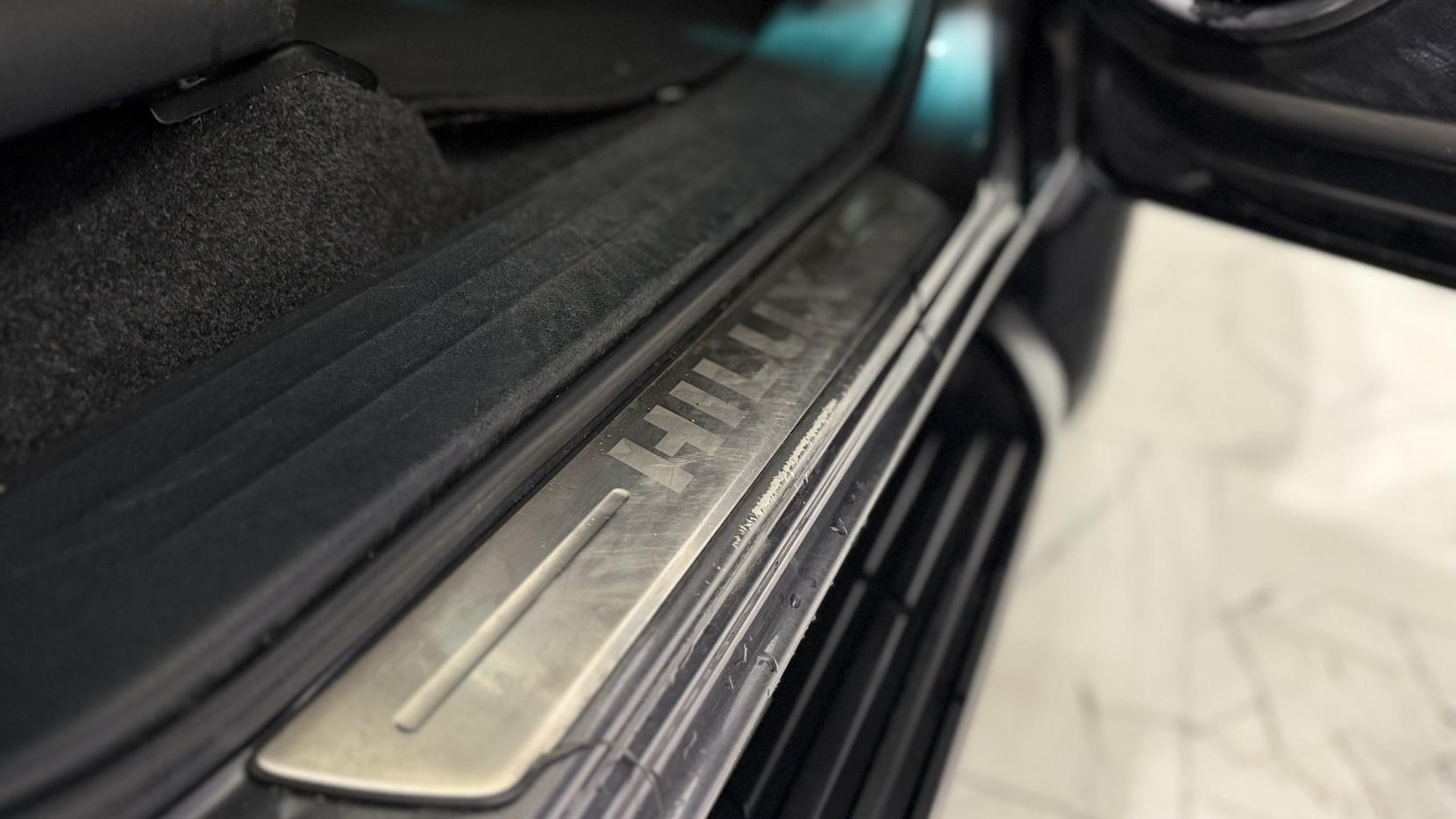 Toyota Hilux view 33