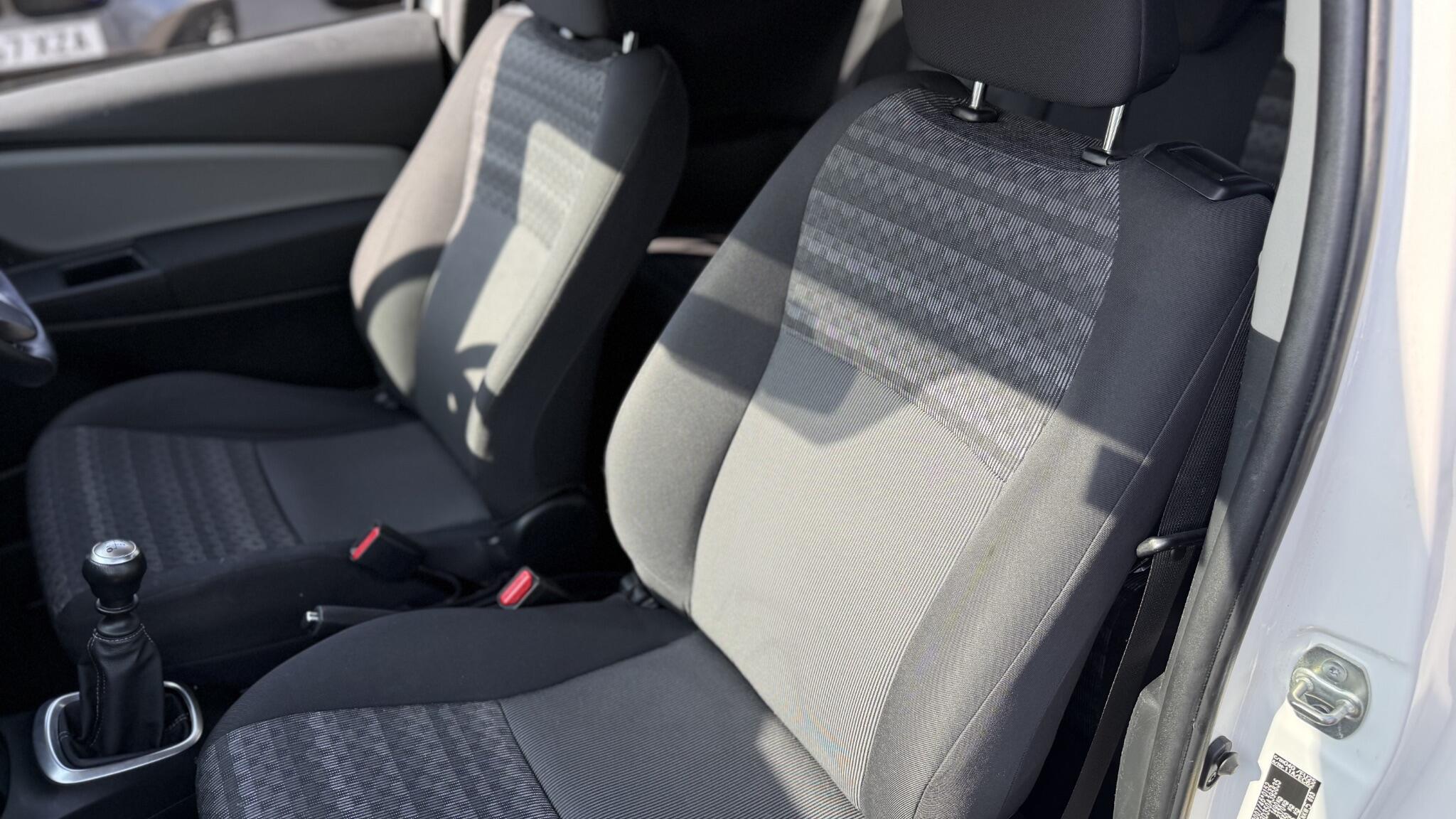 Toyota Yaris view 32
