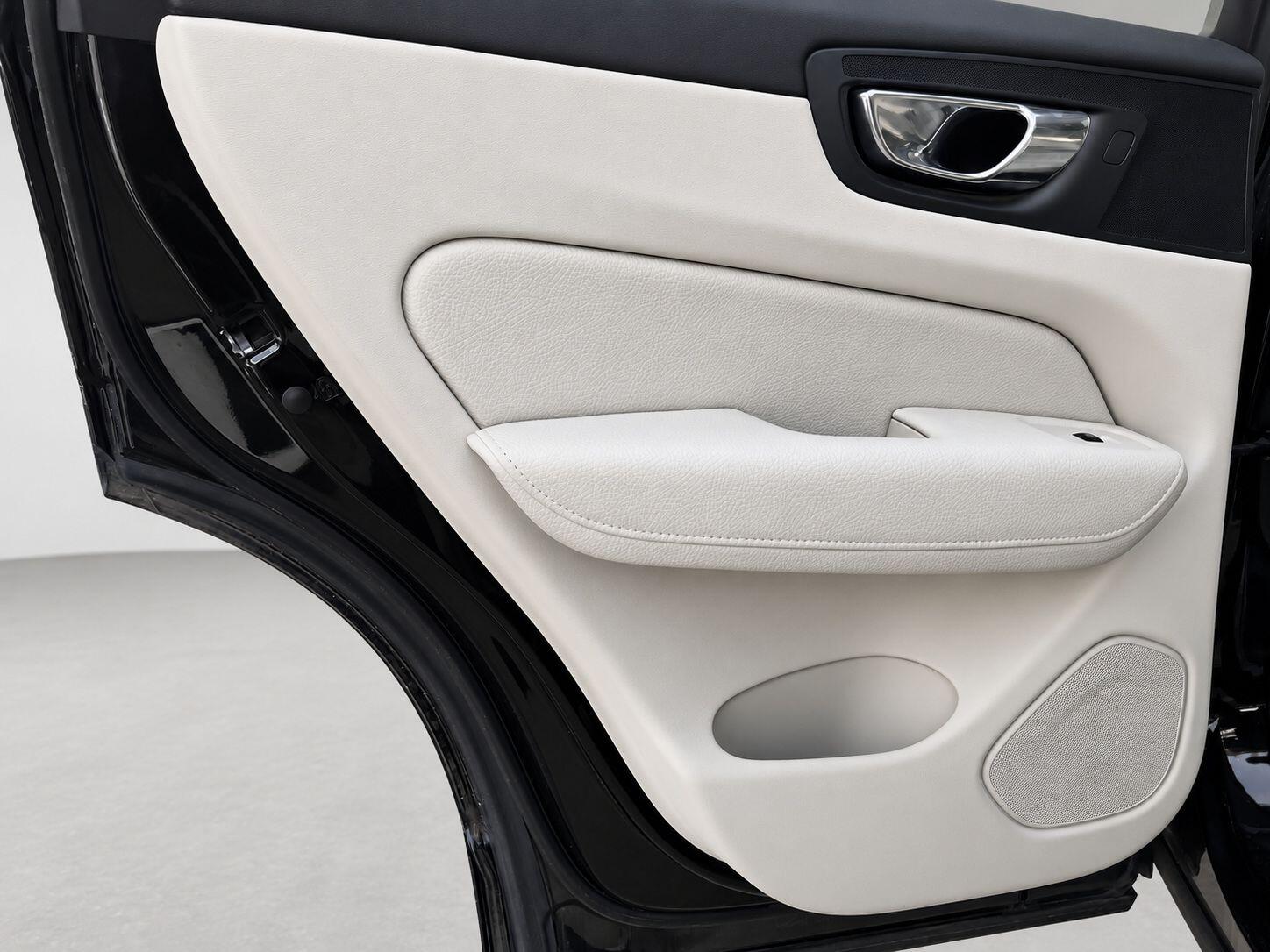 Volvo XC60 view 32
