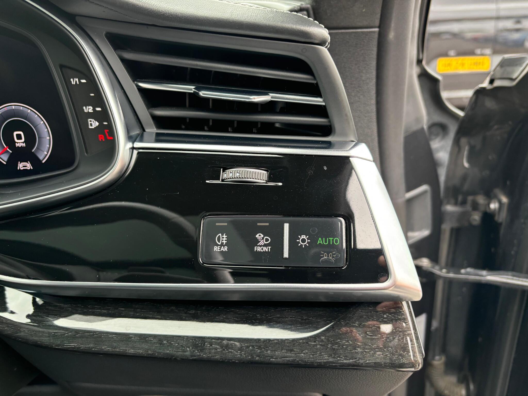 Audi Q8 view 31