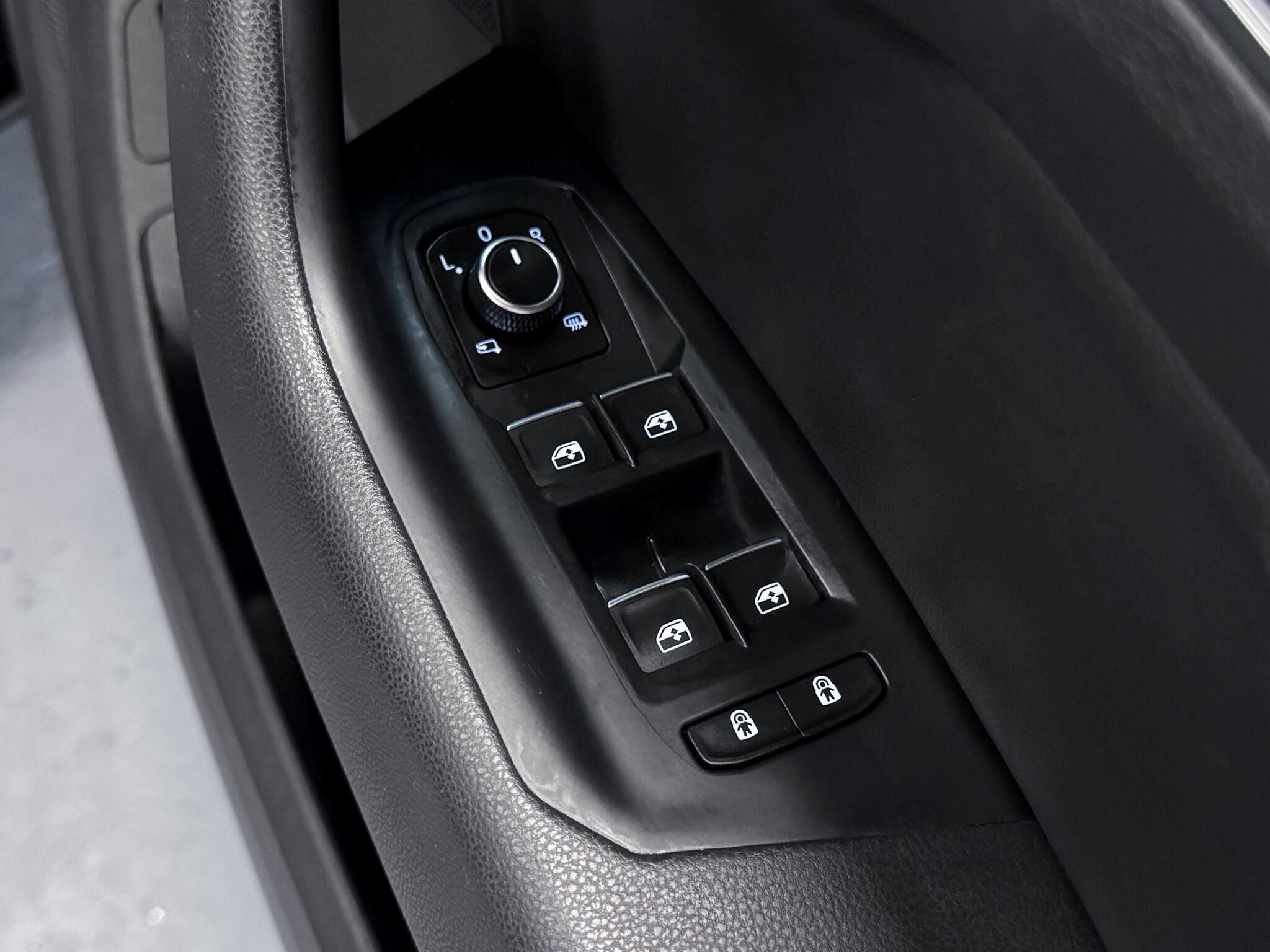 Volkswagen Touareg view 23