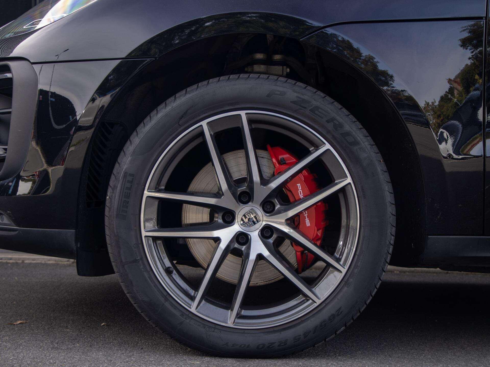 Porsche Macan view 4