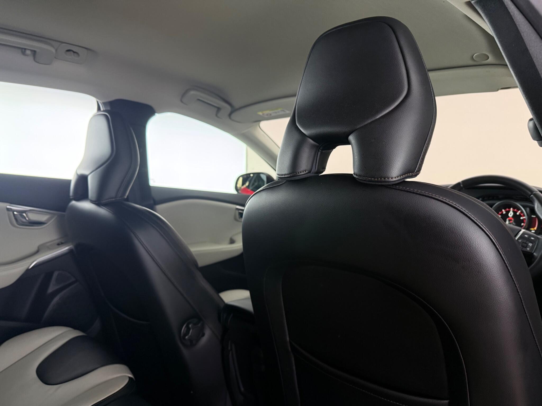 Volvo V40 Cross Country view 29