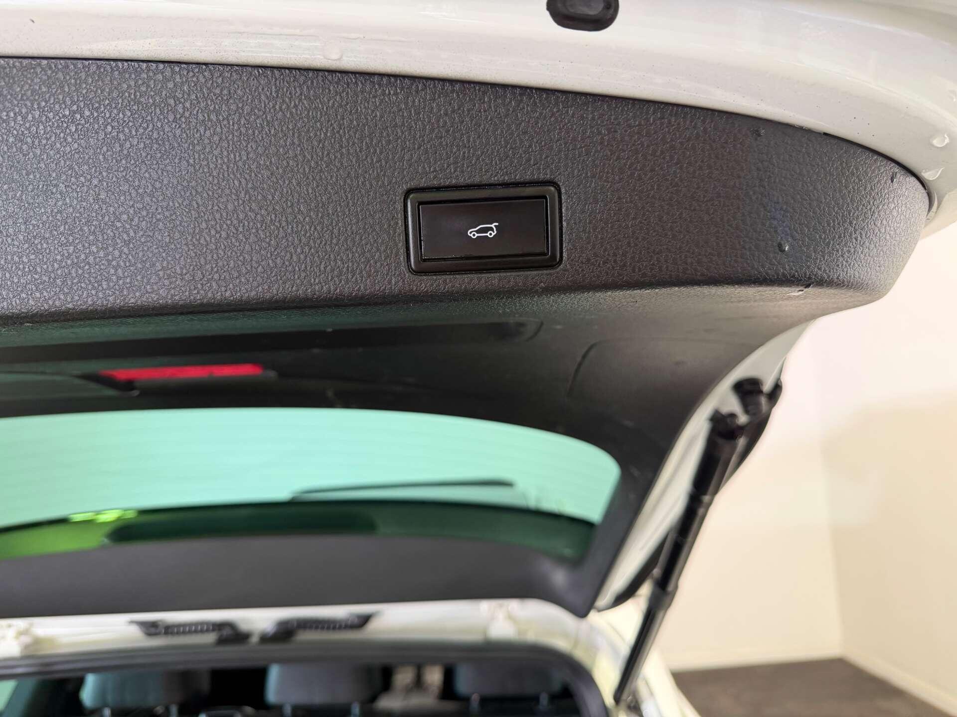 Volkswagen Touareg view 12