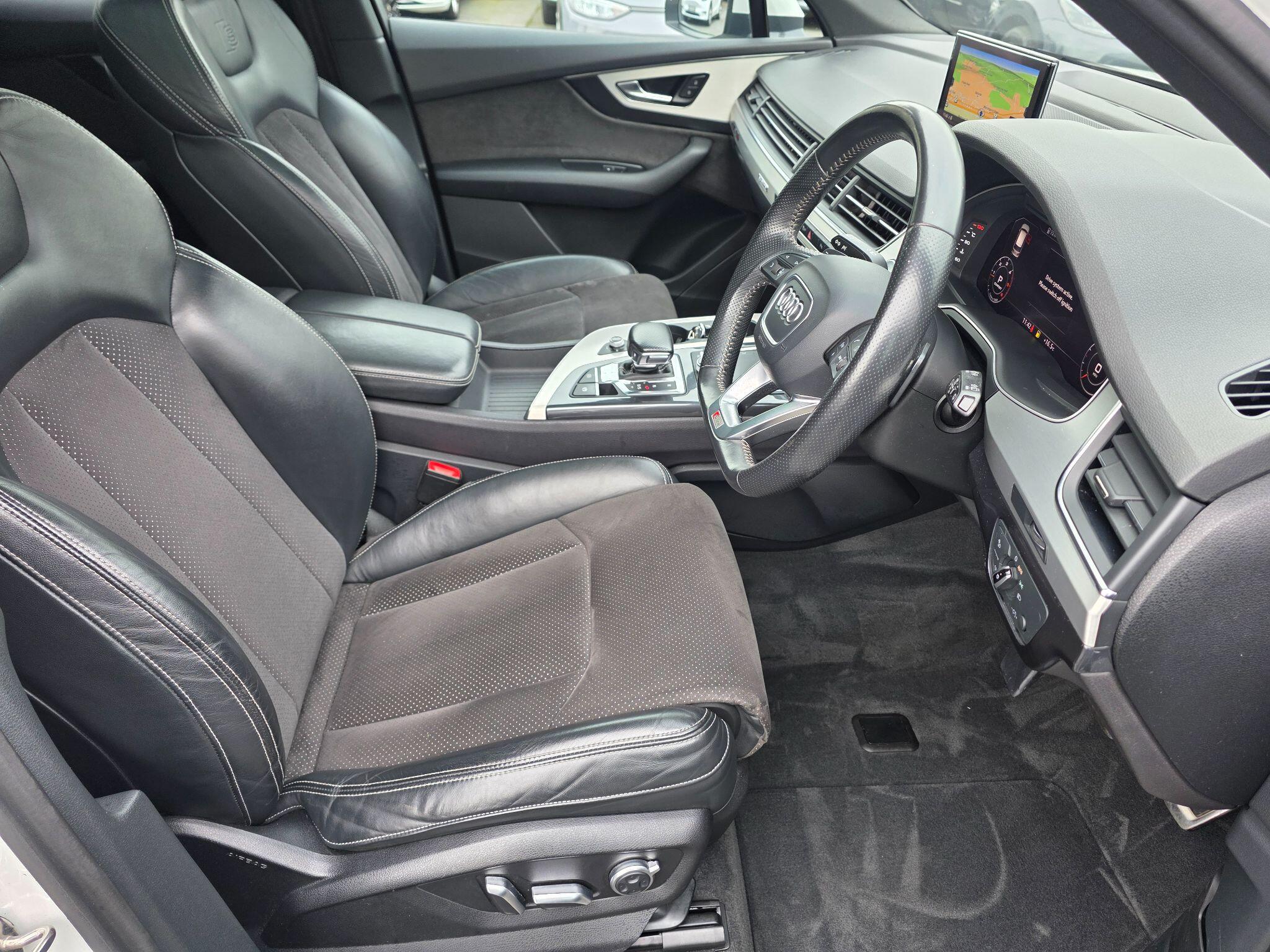 Audi Q7 view 10