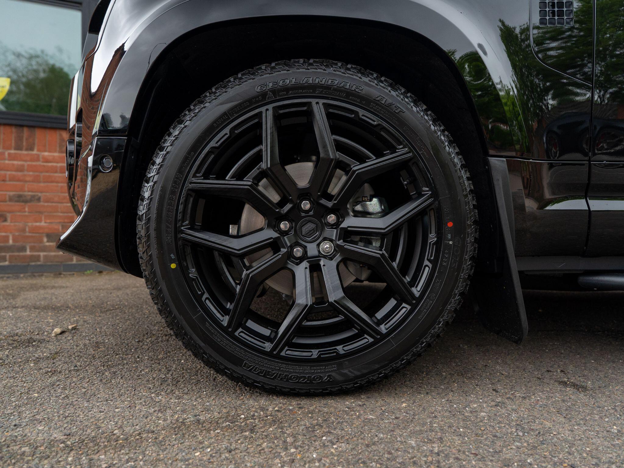 Land Rover Defender 110 view 29