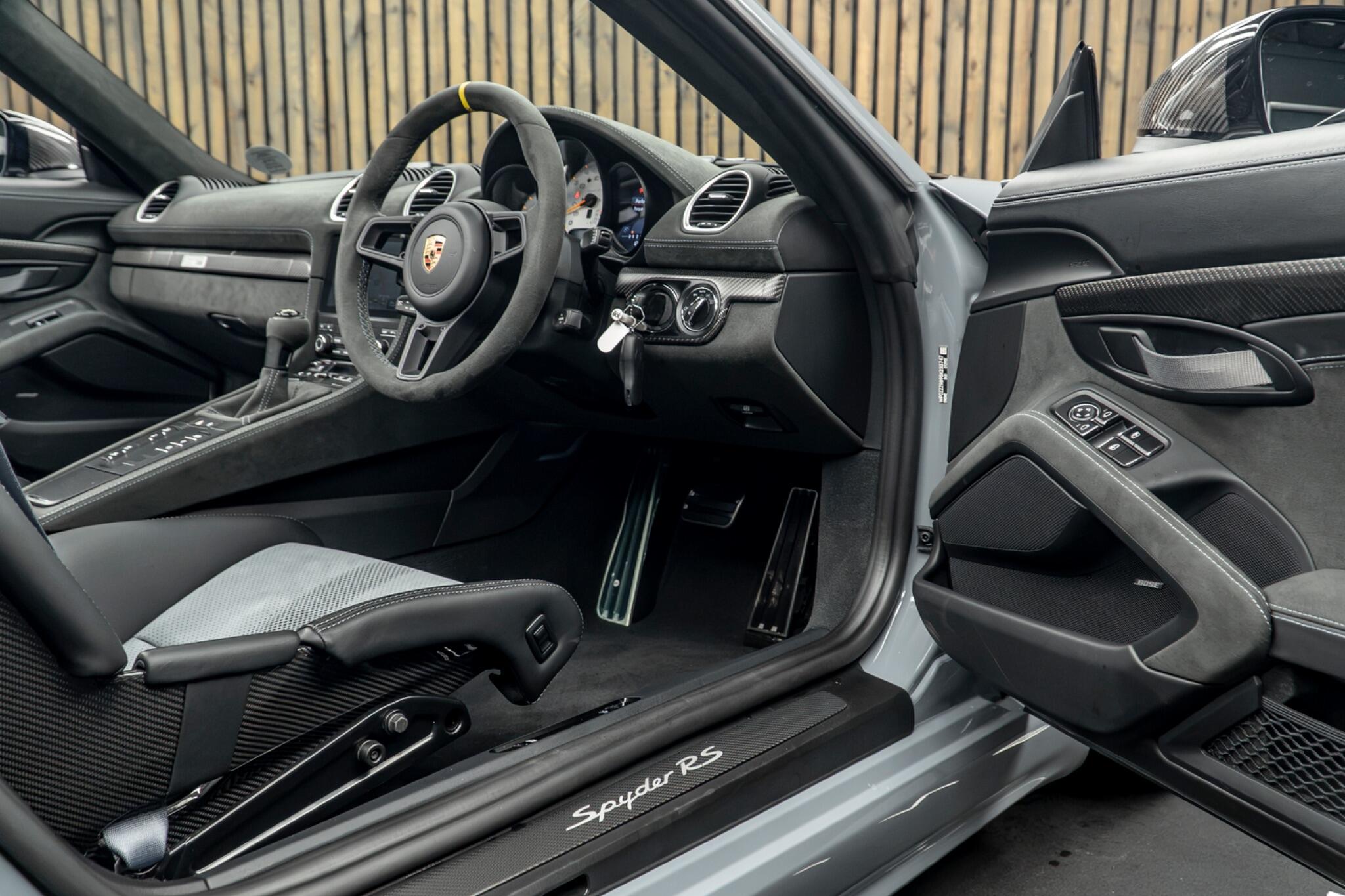 Porsche 718 Spyder view 32