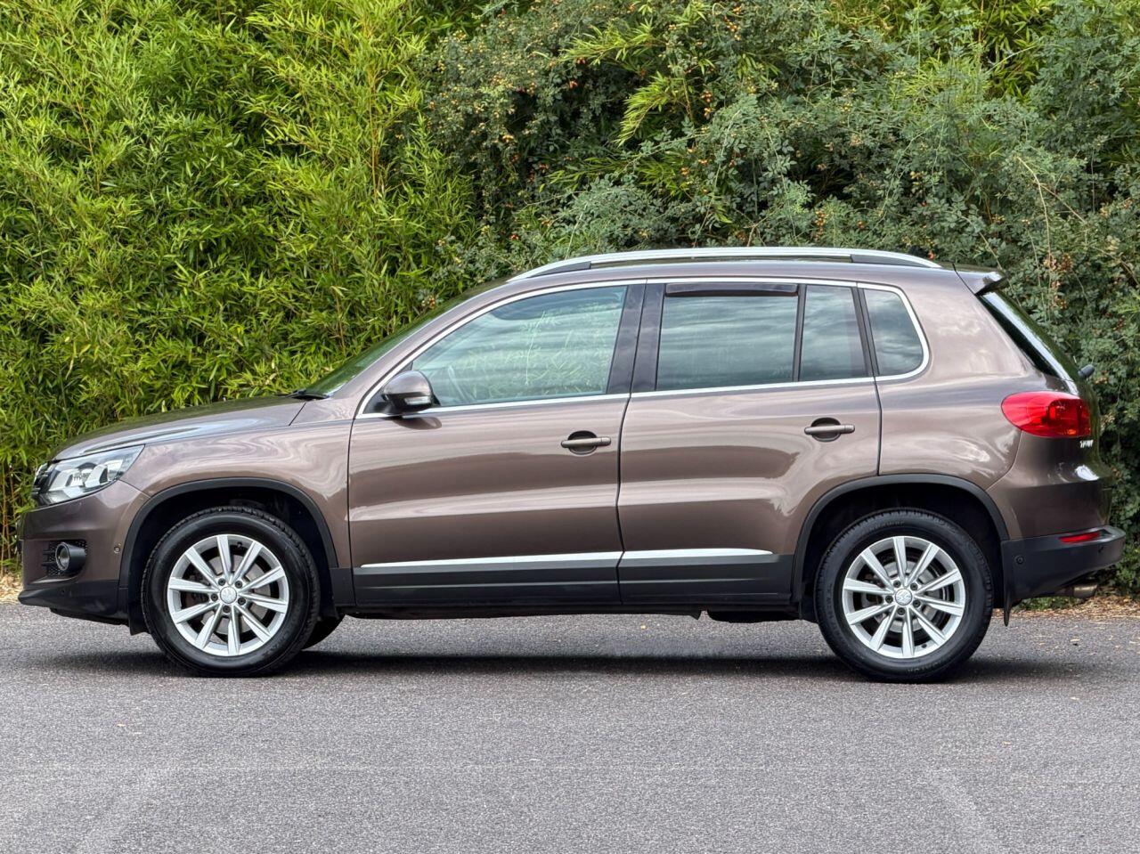 Volkswagen Tiguan view 4