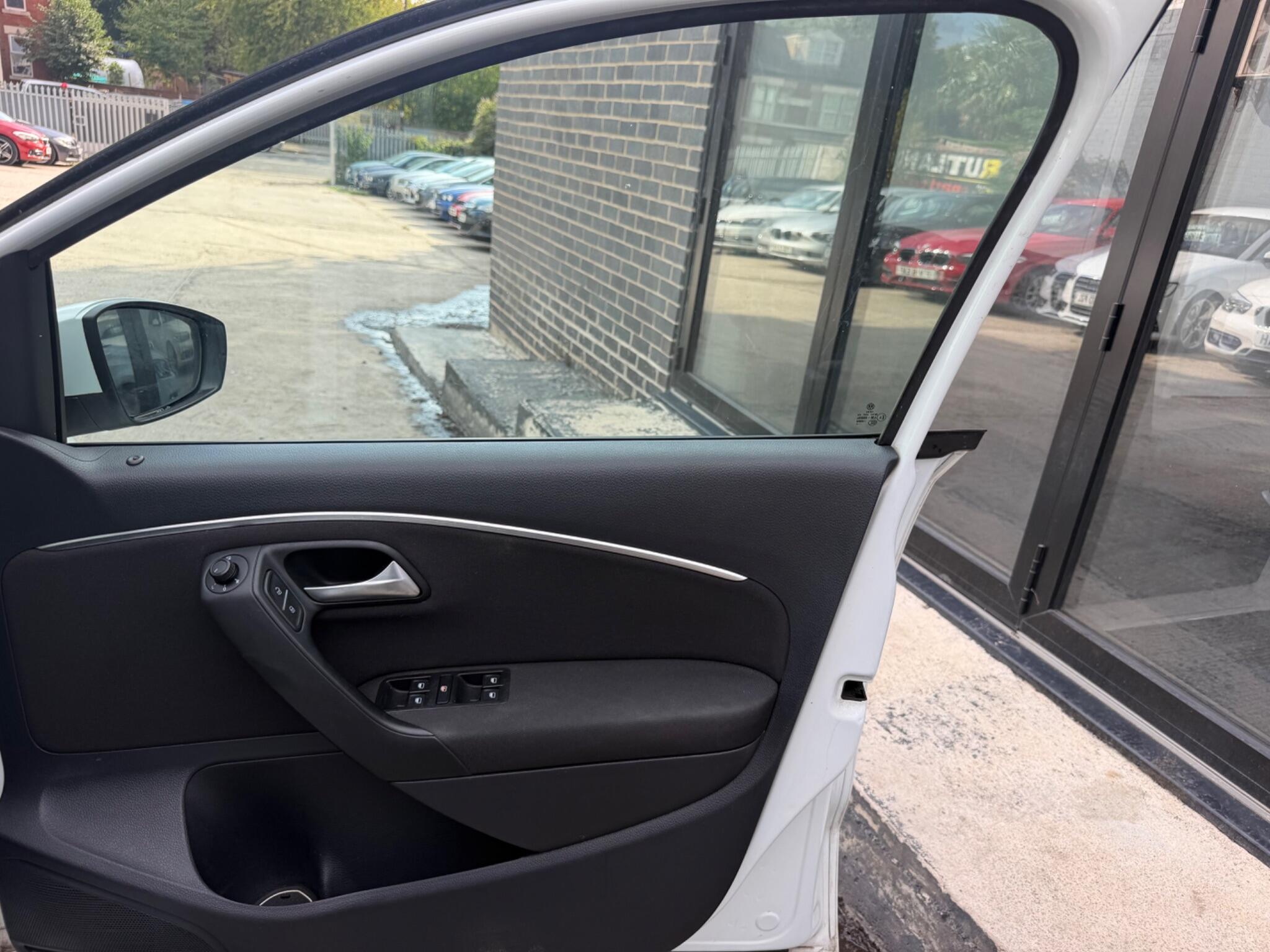 Volkswagen Polo view 9
