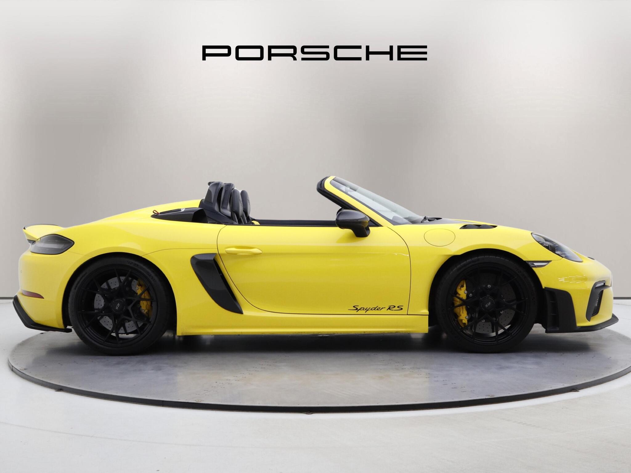 Porsche 718 Spyder view 3