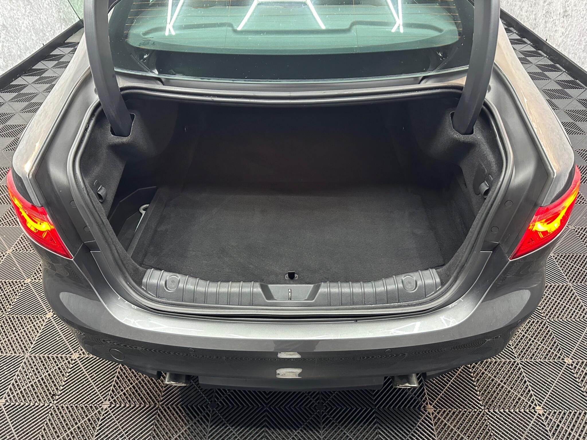 Jaguar XF view 22