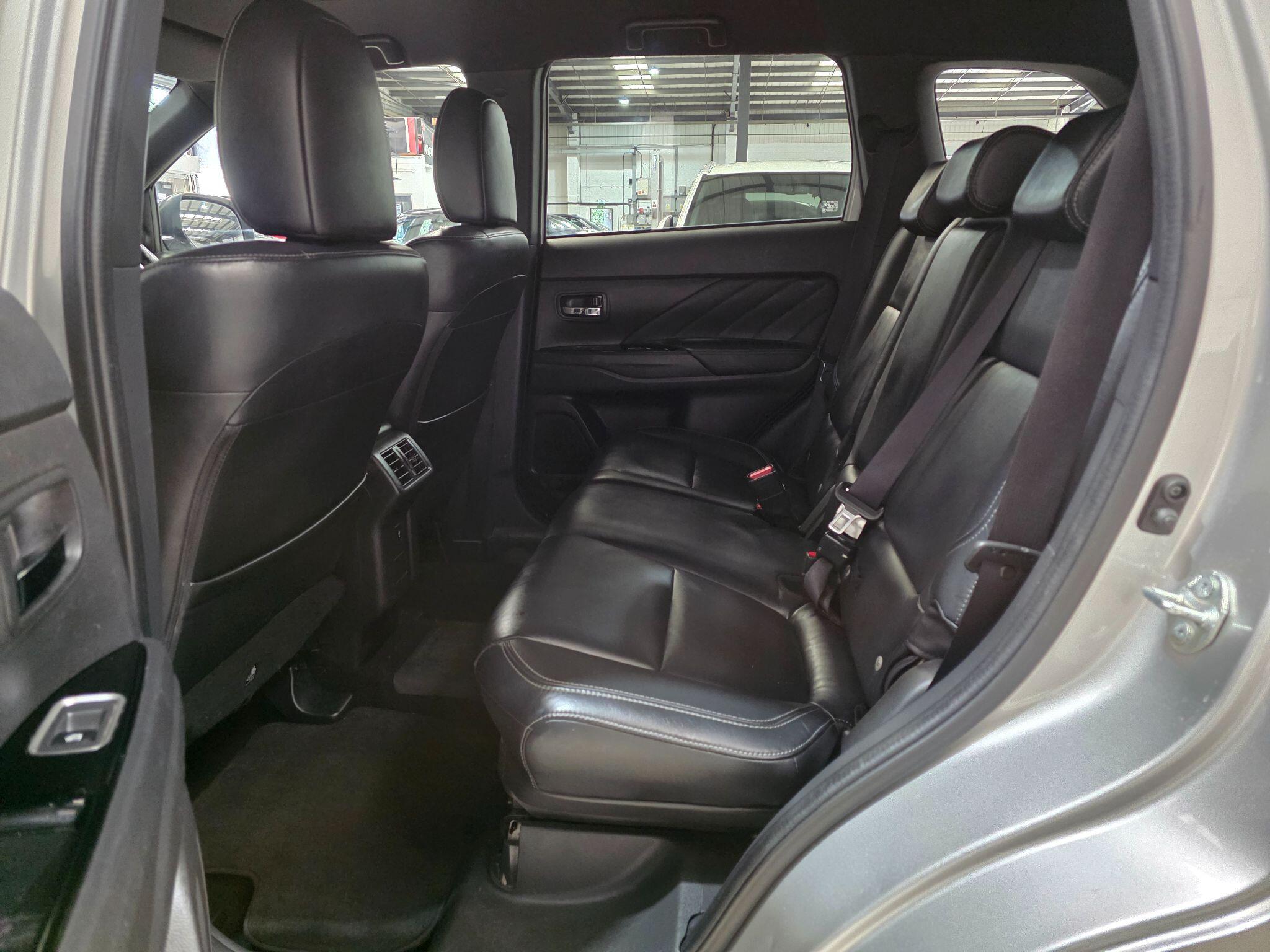 Mitsubishi Outlander view 24