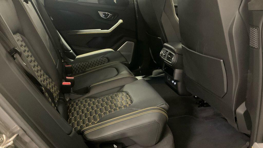 Lamborghini Urus view 3