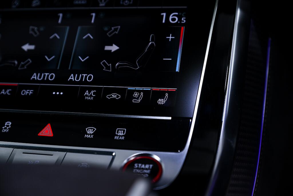 Audi RS Q8 view 26