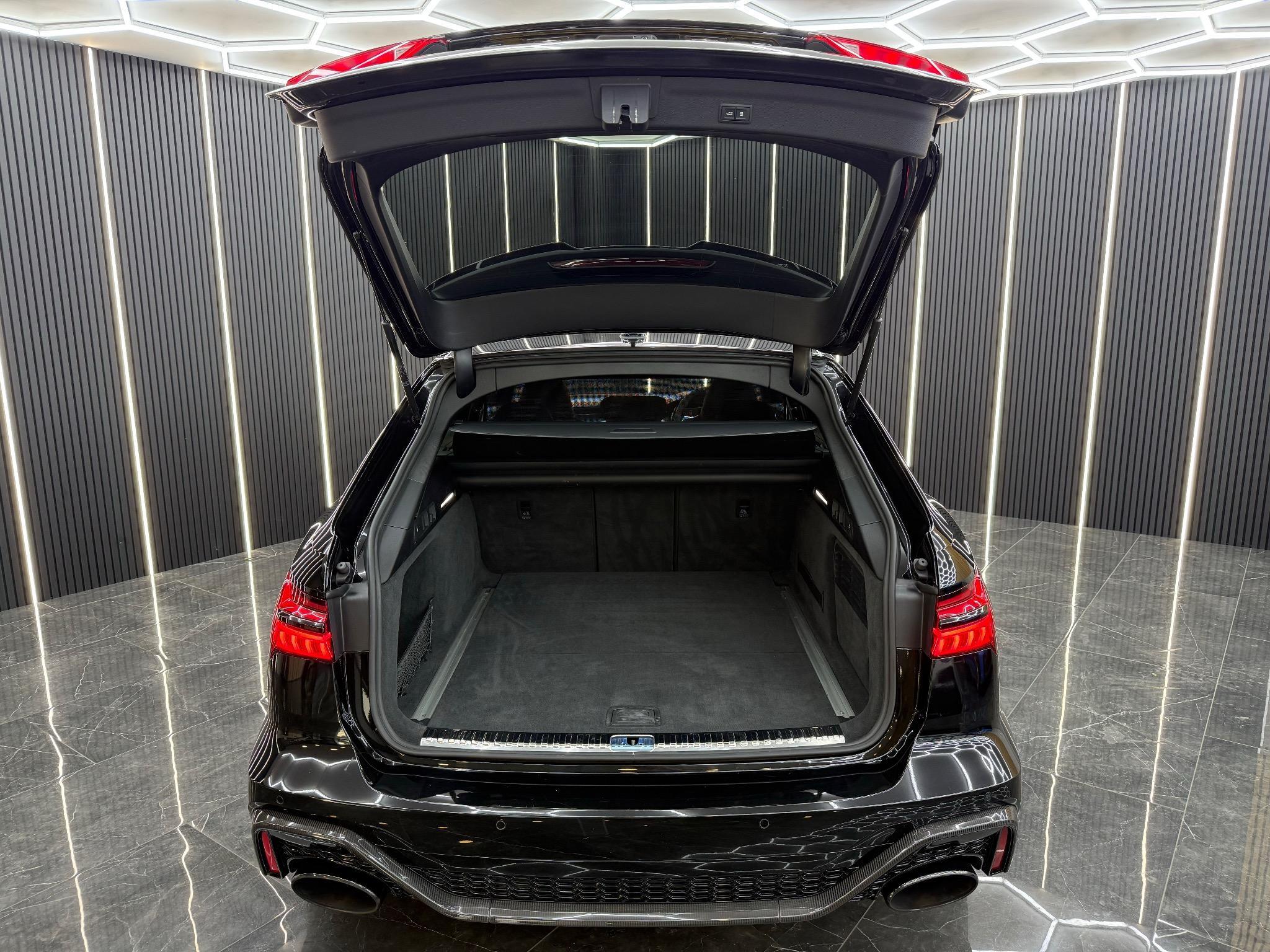 Audi RS6 Avant view 9
