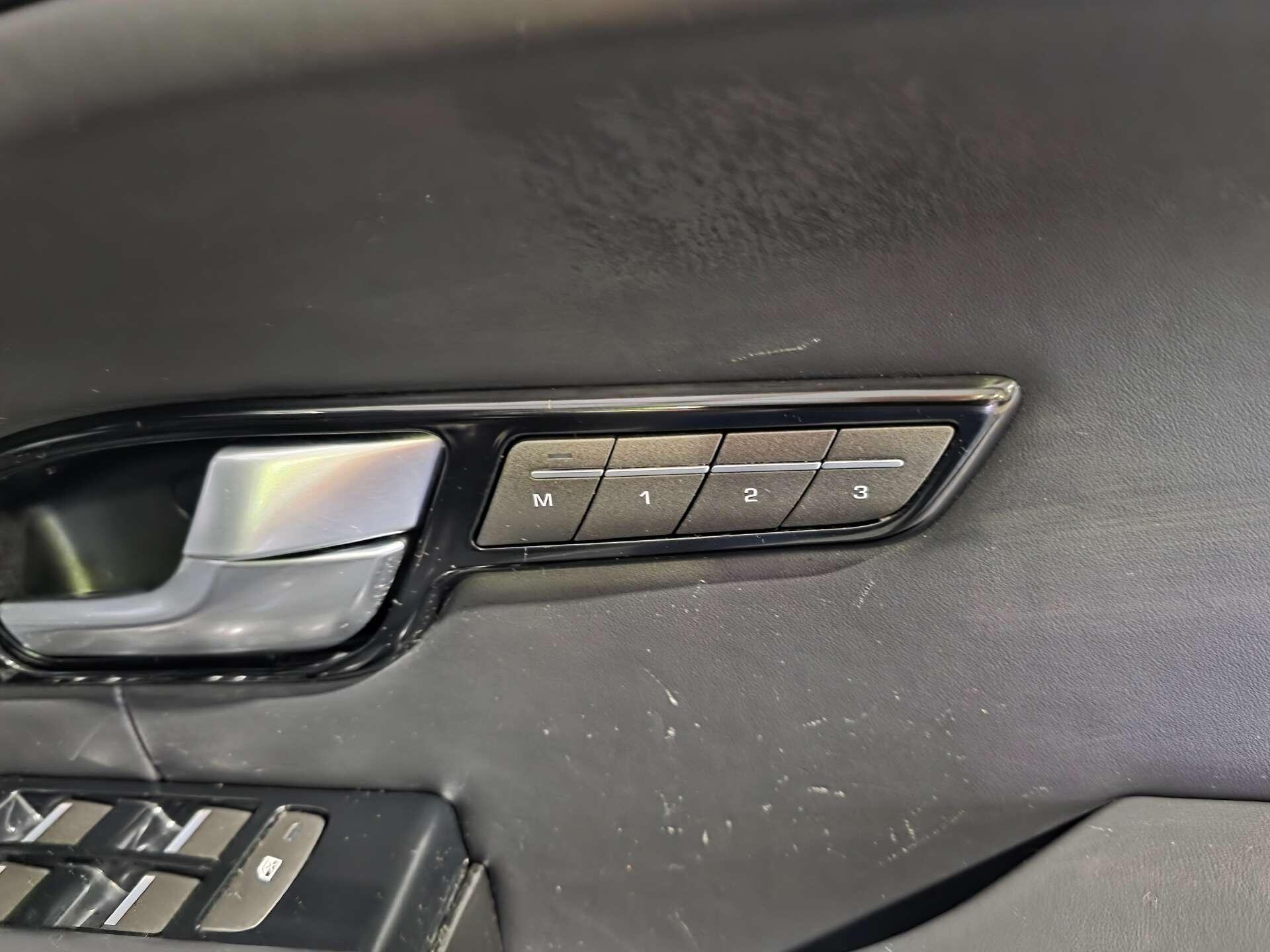 Land Rover Range Rover Evoque view 26