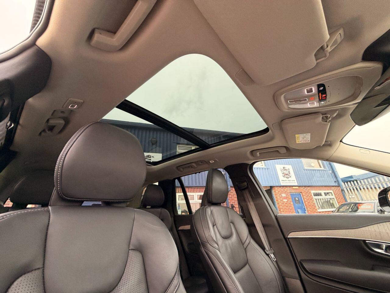 Volvo XC90 view 29
