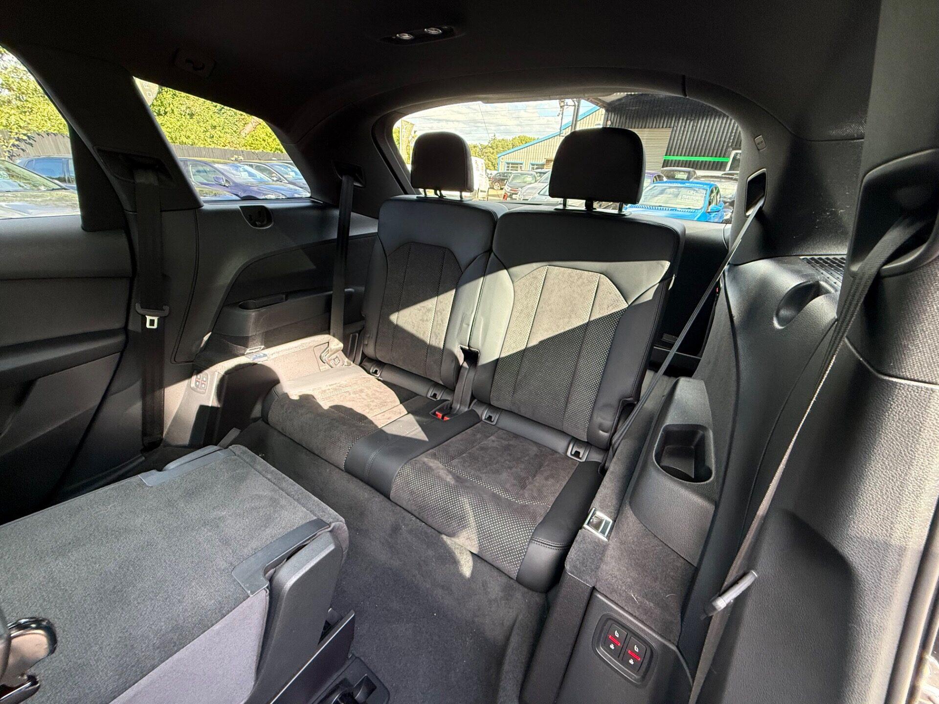 Audi Q7 view 19