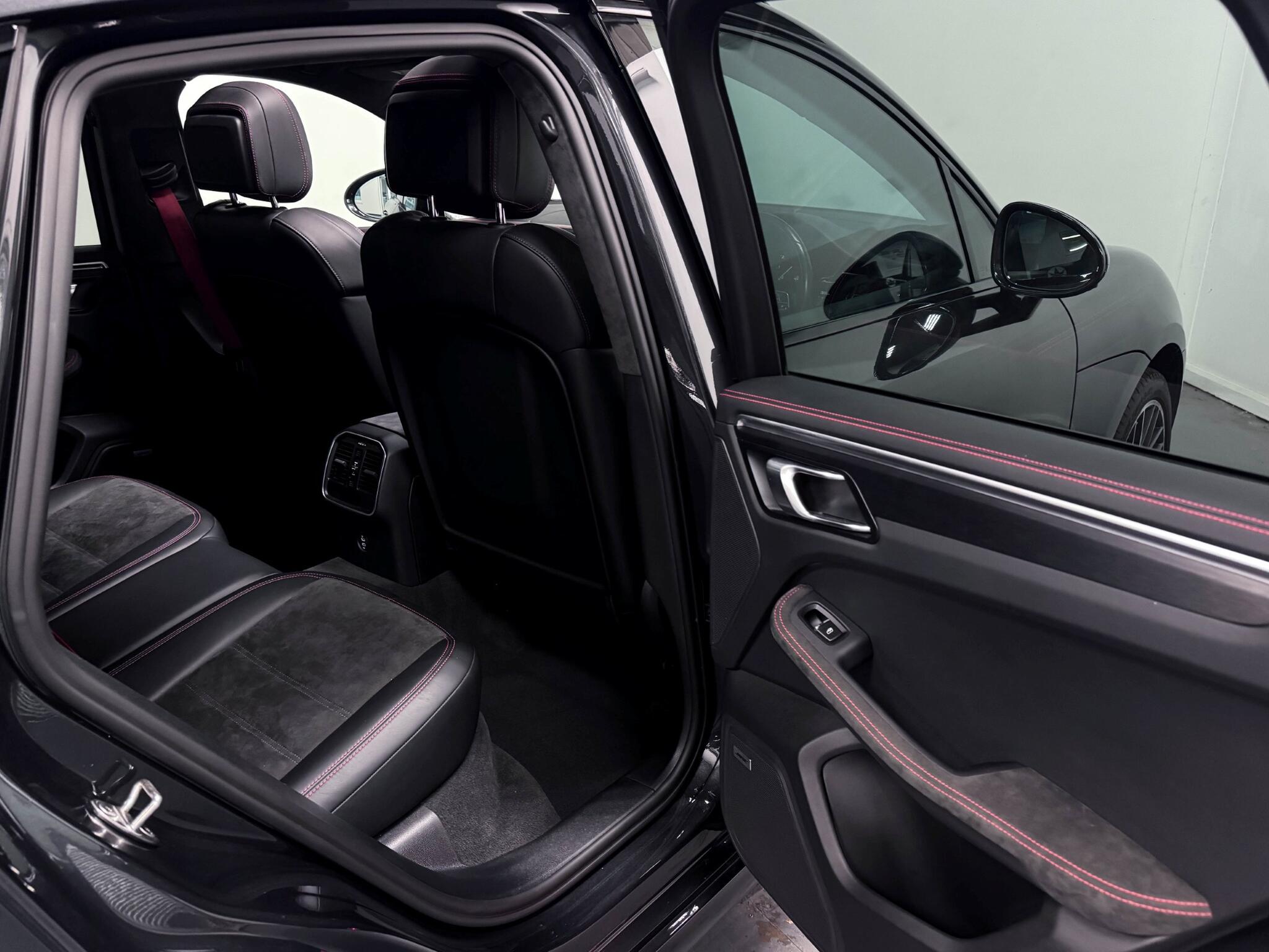 Porsche Macan view 11