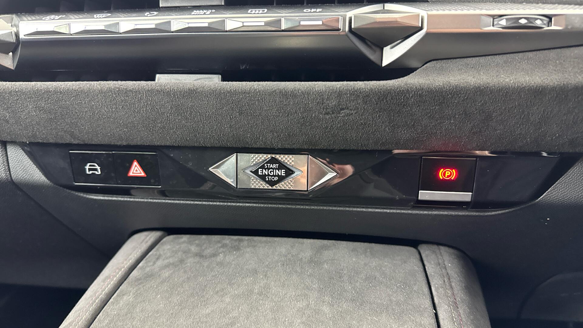 DS Automobiles DS 4 view 37
