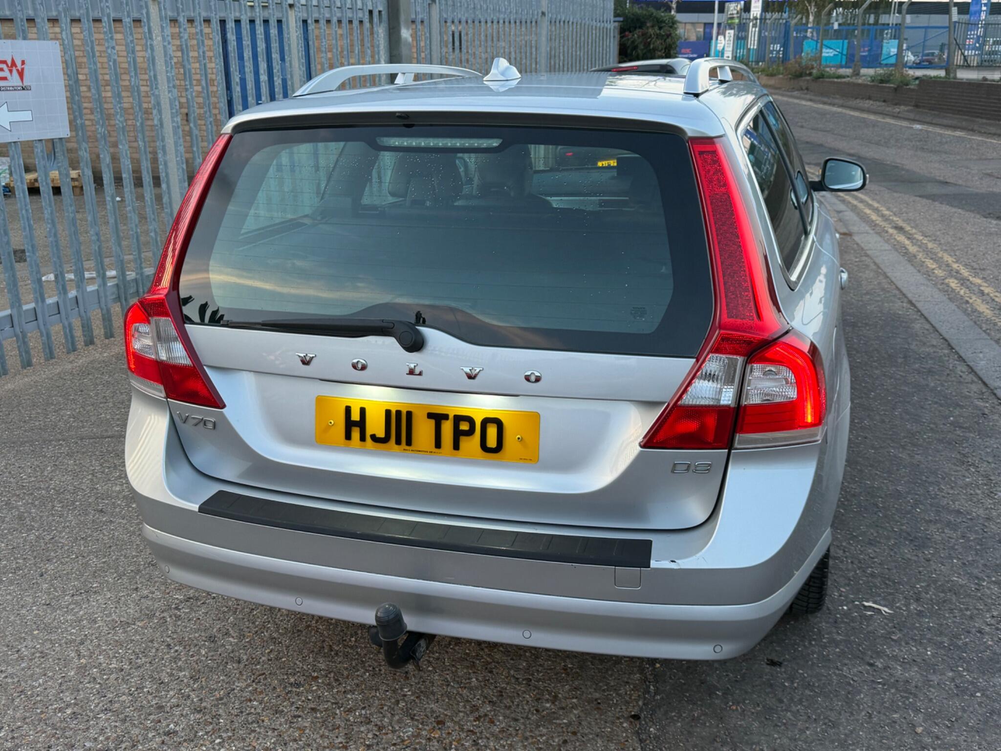 Volvo V70 view 3
